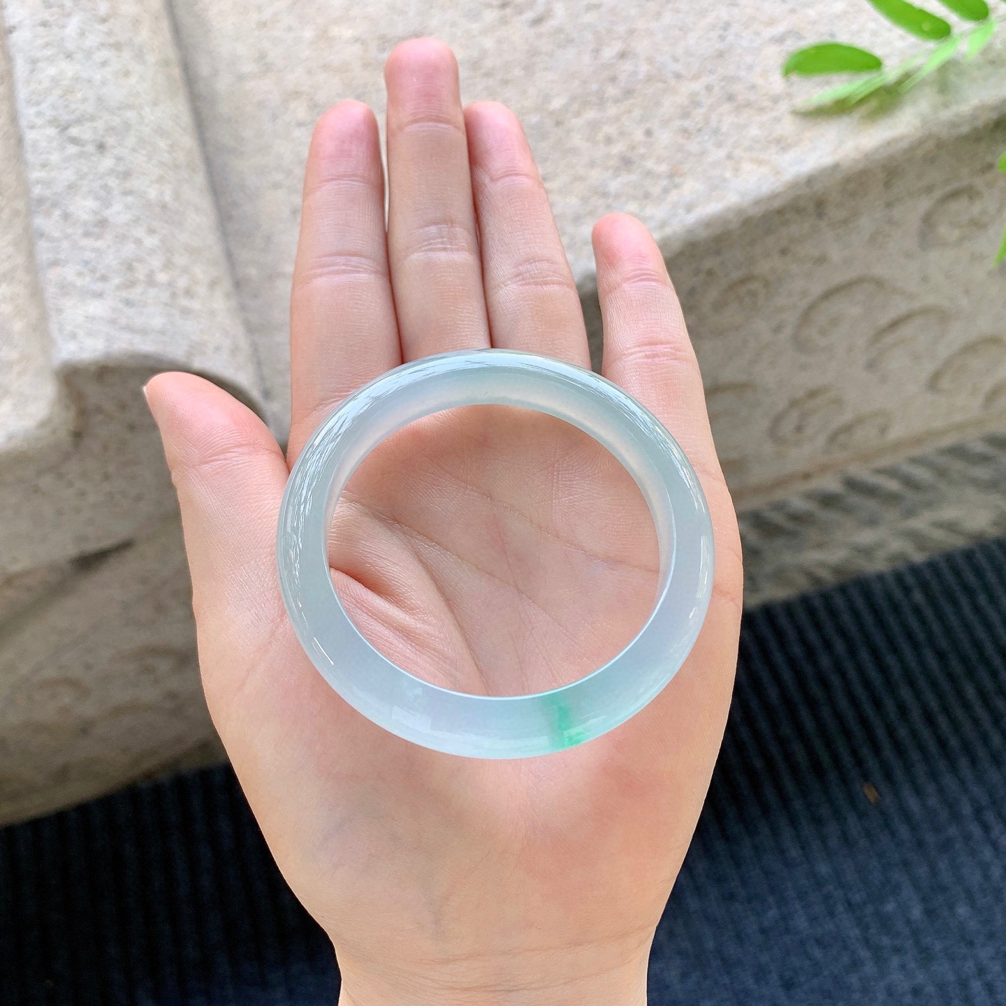 正圈48 49
【圈口】49.5/9.5/7.1
【描述】冰飘绿，水润，种老，细腻，无裂纹！