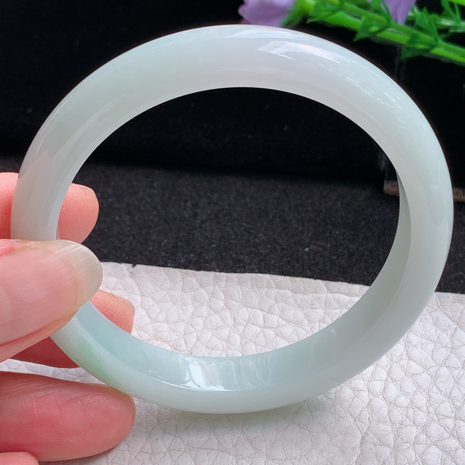 js实拍56*10.3*7.4平安镯 天然翡翠A货玉手镯精美飘绿秀气正圈玉手环