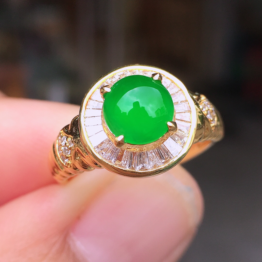 阳绿蛋面戒指，色泽均匀艳丽，玉质细腻，荧光感超
强，饱满圆润，尽显优雅气质，18k
金豪华镶嵌