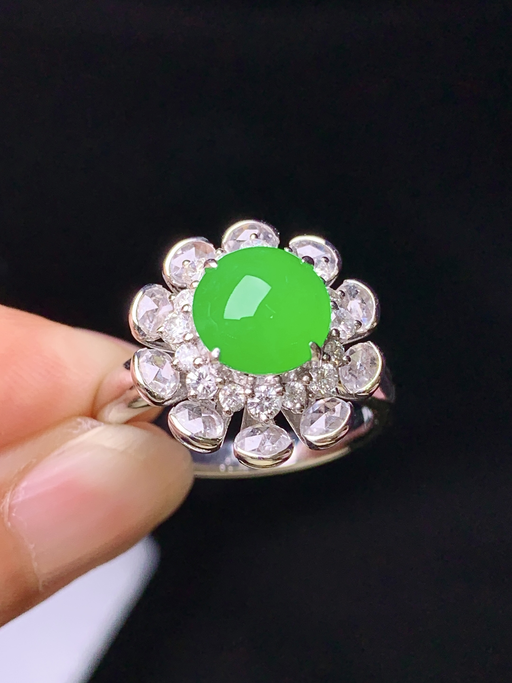 18k金钻镶嵌满绿蛋面戒指 玉质细腻 色泽艳丽清新 水润亮眼 圈口15 整体尺寸16.2*12c5