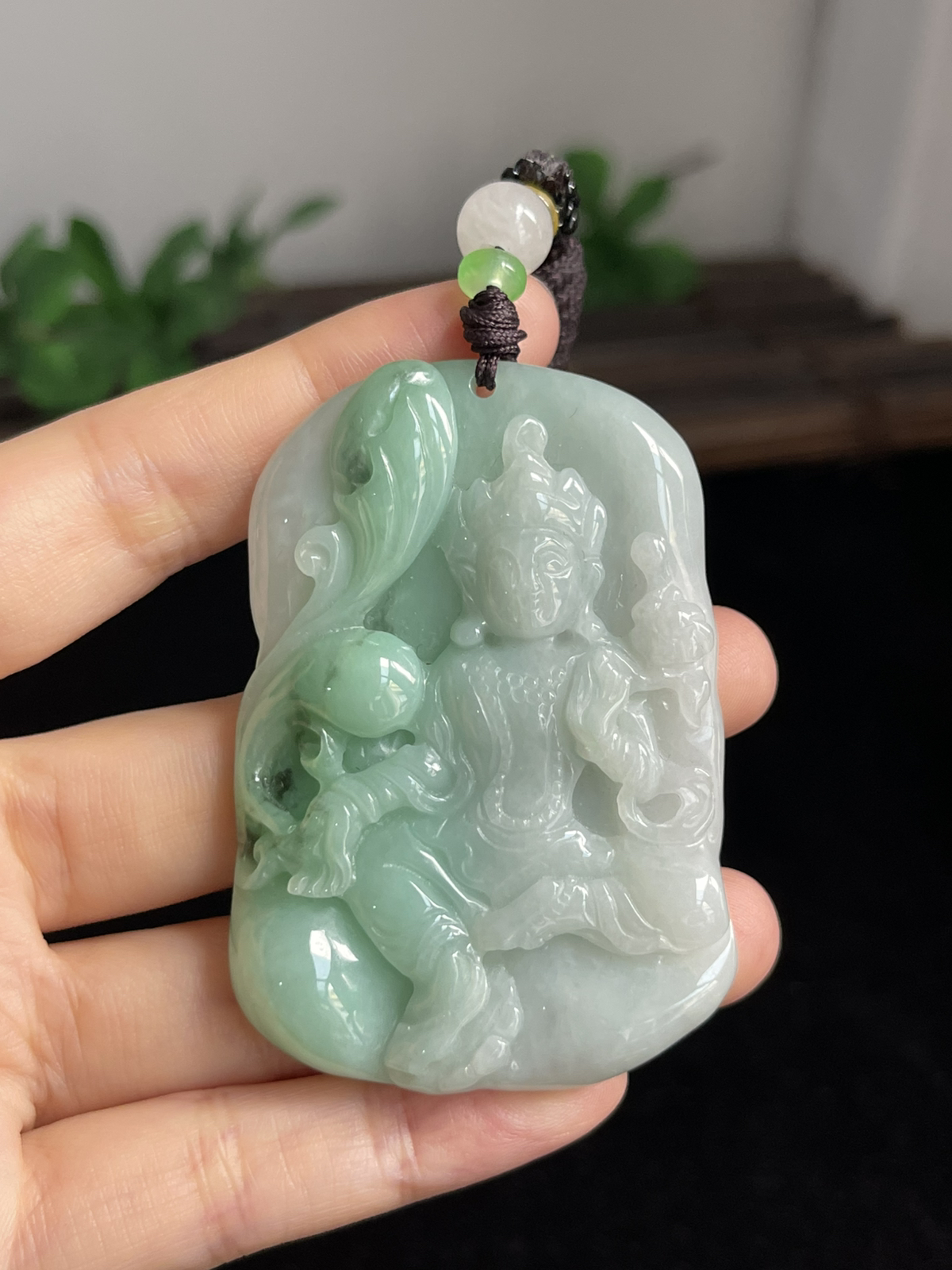 翡翠糯化种飘绿吊坠，配珠未测