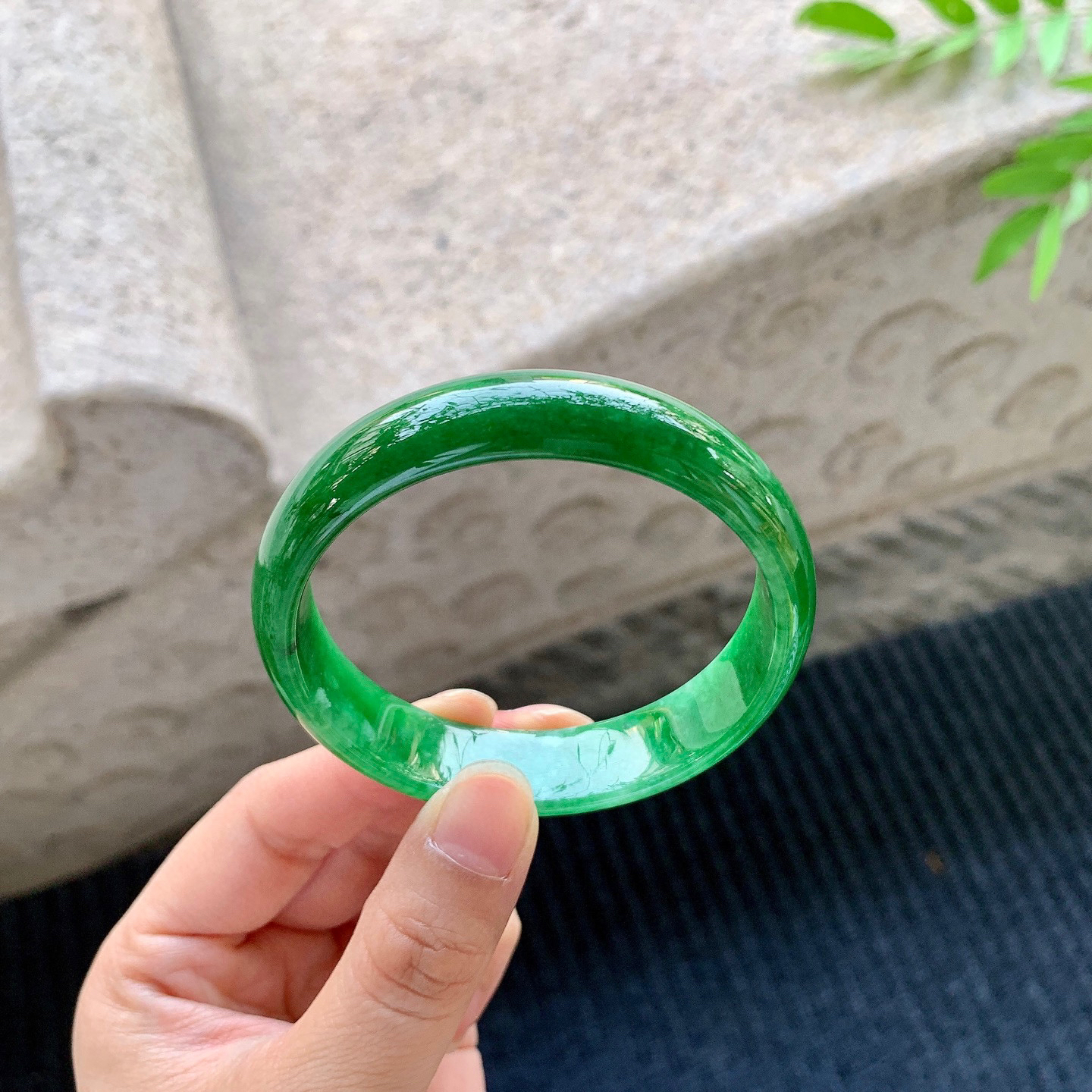 正圈54 55
【圈口】55.6/13.5/6
【描述】辣绿，满绿，水润，种老，细腻，无裂纹！