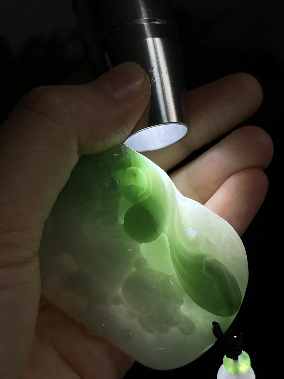 翡翠糯化种飘绿吊坠，配珠未测