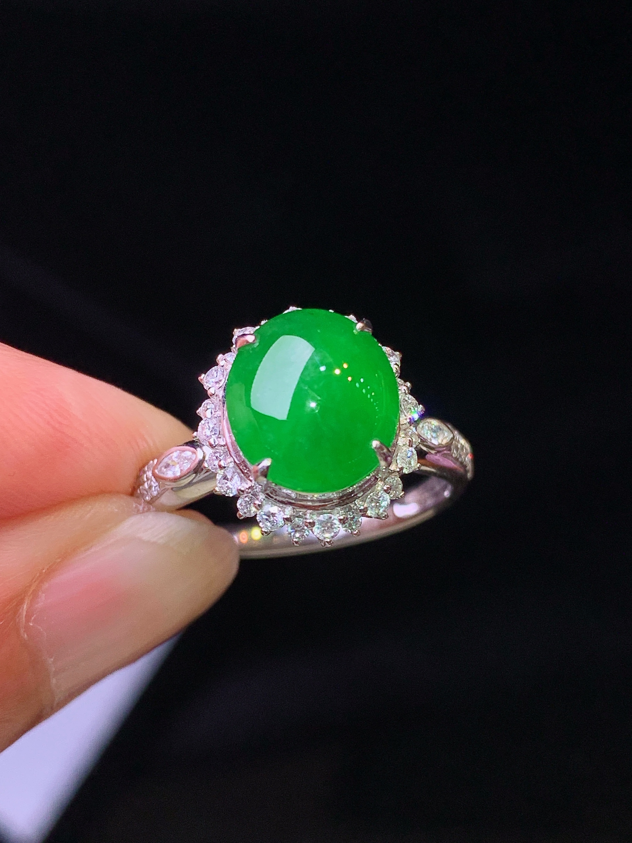 18k金钻镶嵌满绿蛋面吊坠 玉质细腻 色泽艳丽清新 水润亮眼 圈口14.5 整体尺寸13.2*12*10f1