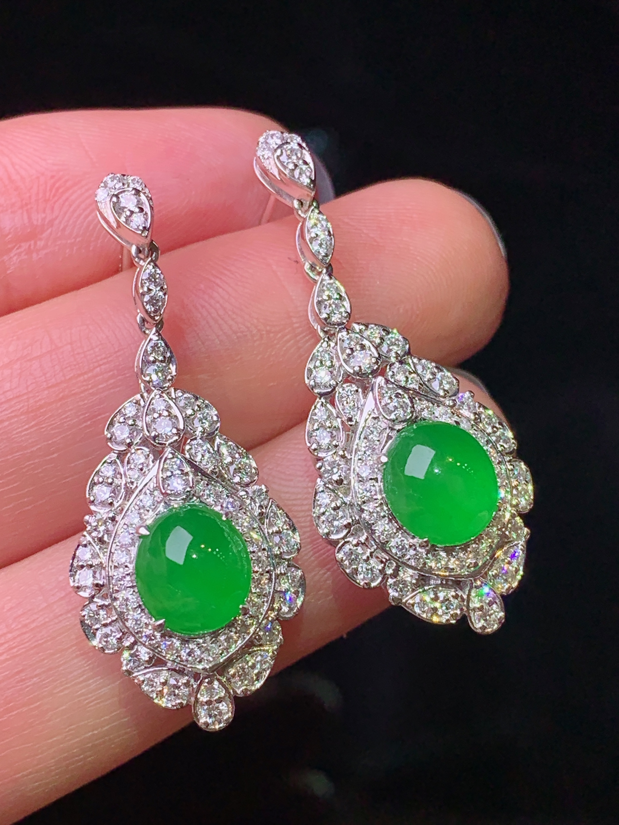 18k金钻镶嵌满绿蛋面耳坠 玉质细腻 色泽艳丽清新 水润亮眼 整体尺寸33.3*13.6*9.8d4