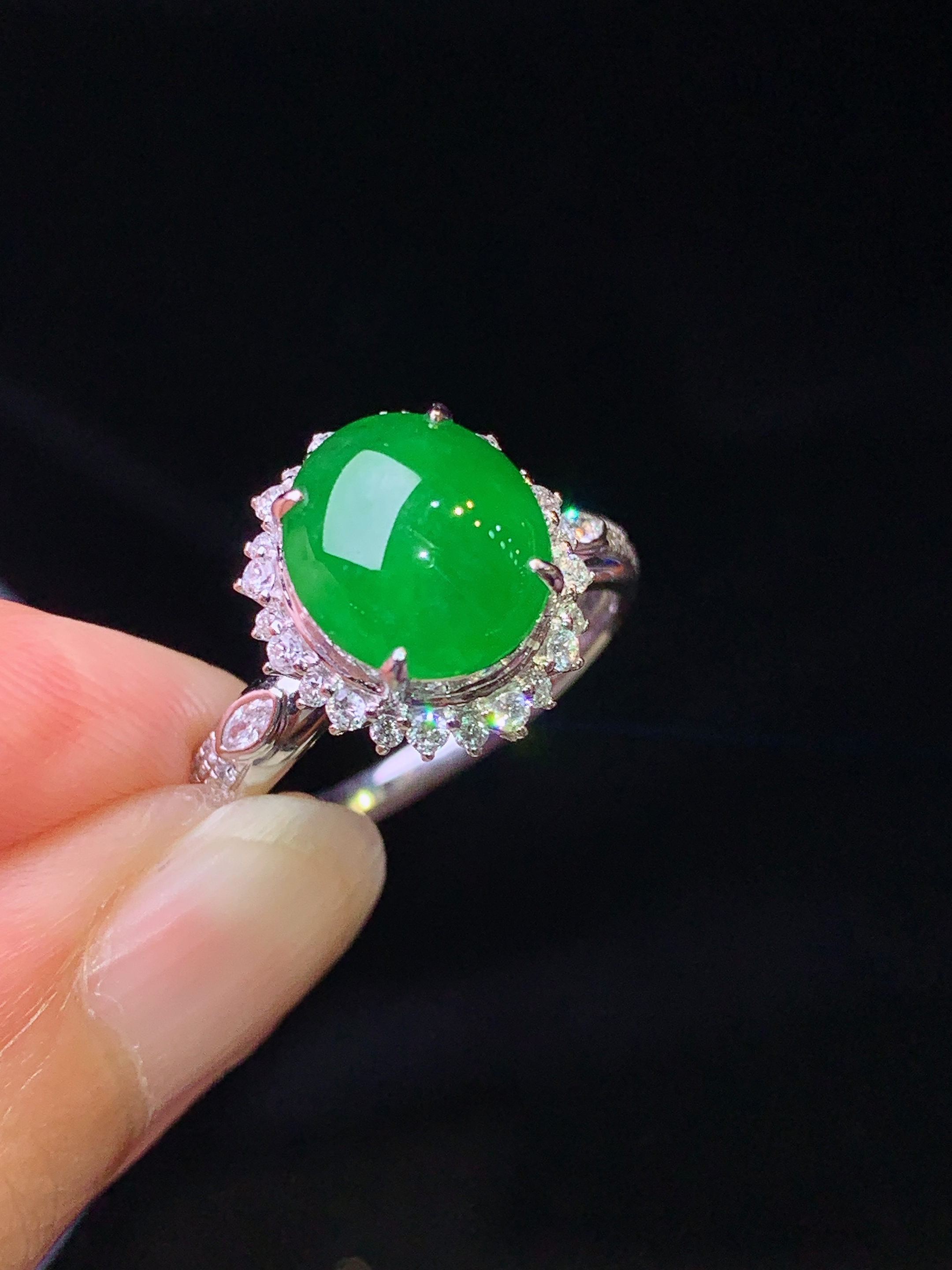 18k金钻镶嵌满绿蛋面吊坠 玉质细腻 色泽艳丽清新 水润亮眼 圈口14.5 整体尺寸13.2*12*