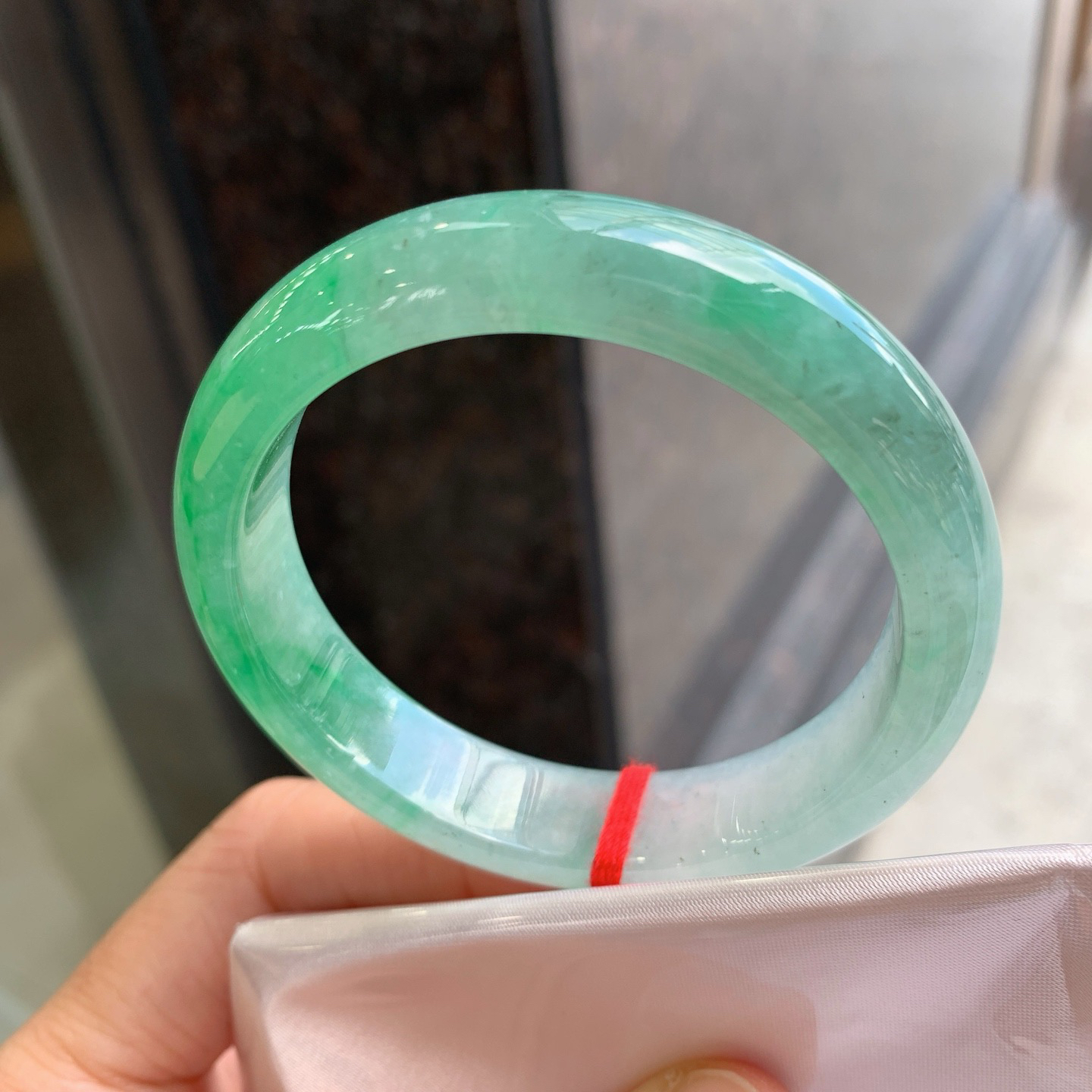 正圈冰飘绿 有杂质 尺寸：51.5/12.1/7.2  小圈口