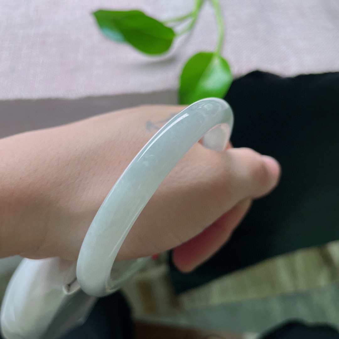 55.1/8.3，浅绿底圆条，质地莹润细腻，佩戴斯文秀美