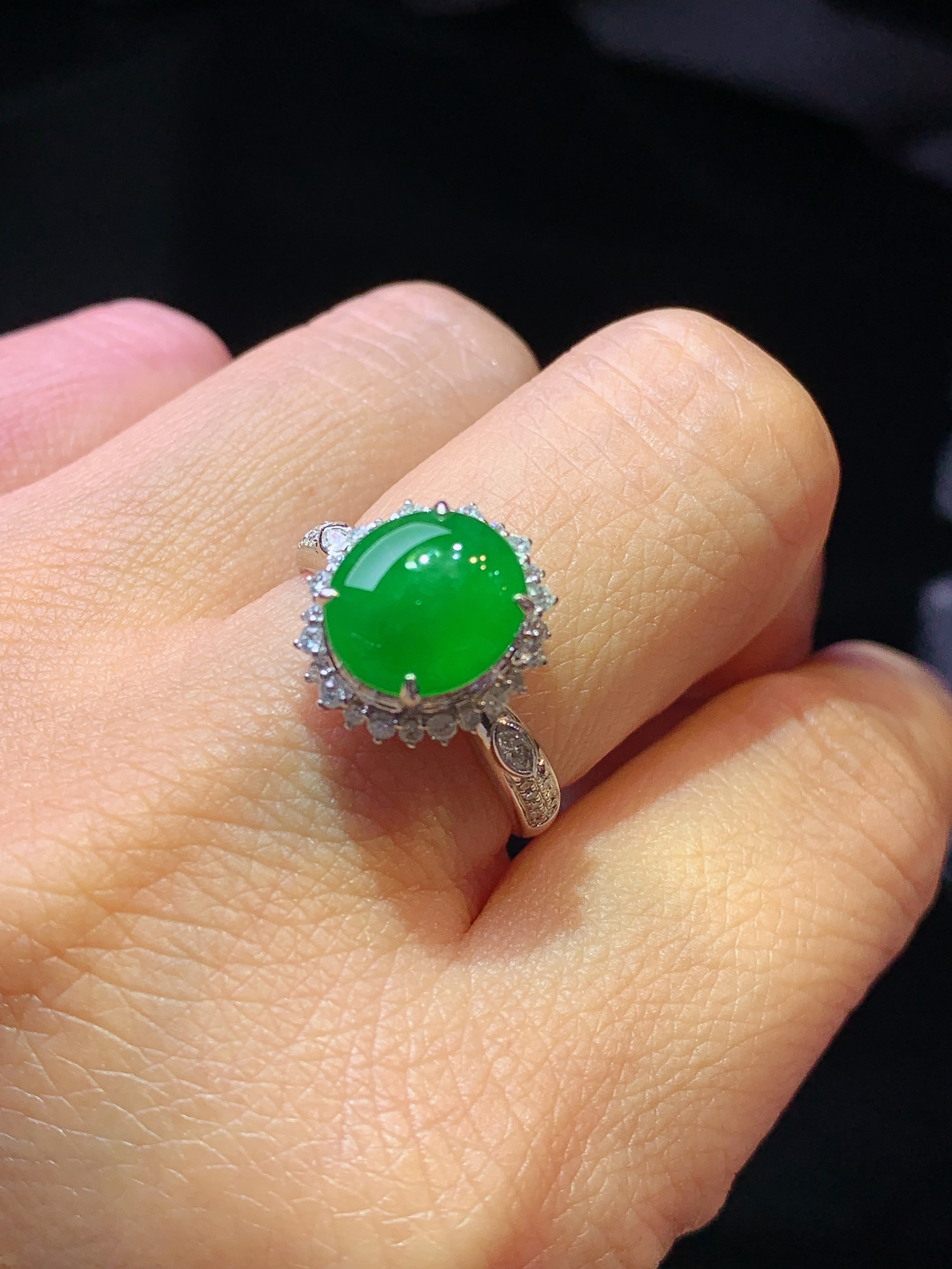 18k金钻镶嵌满绿蛋面吊坠 玉质细腻 色泽艳丽清新 水润亮眼 圈口14.5 整体尺寸13.2*12*10f1