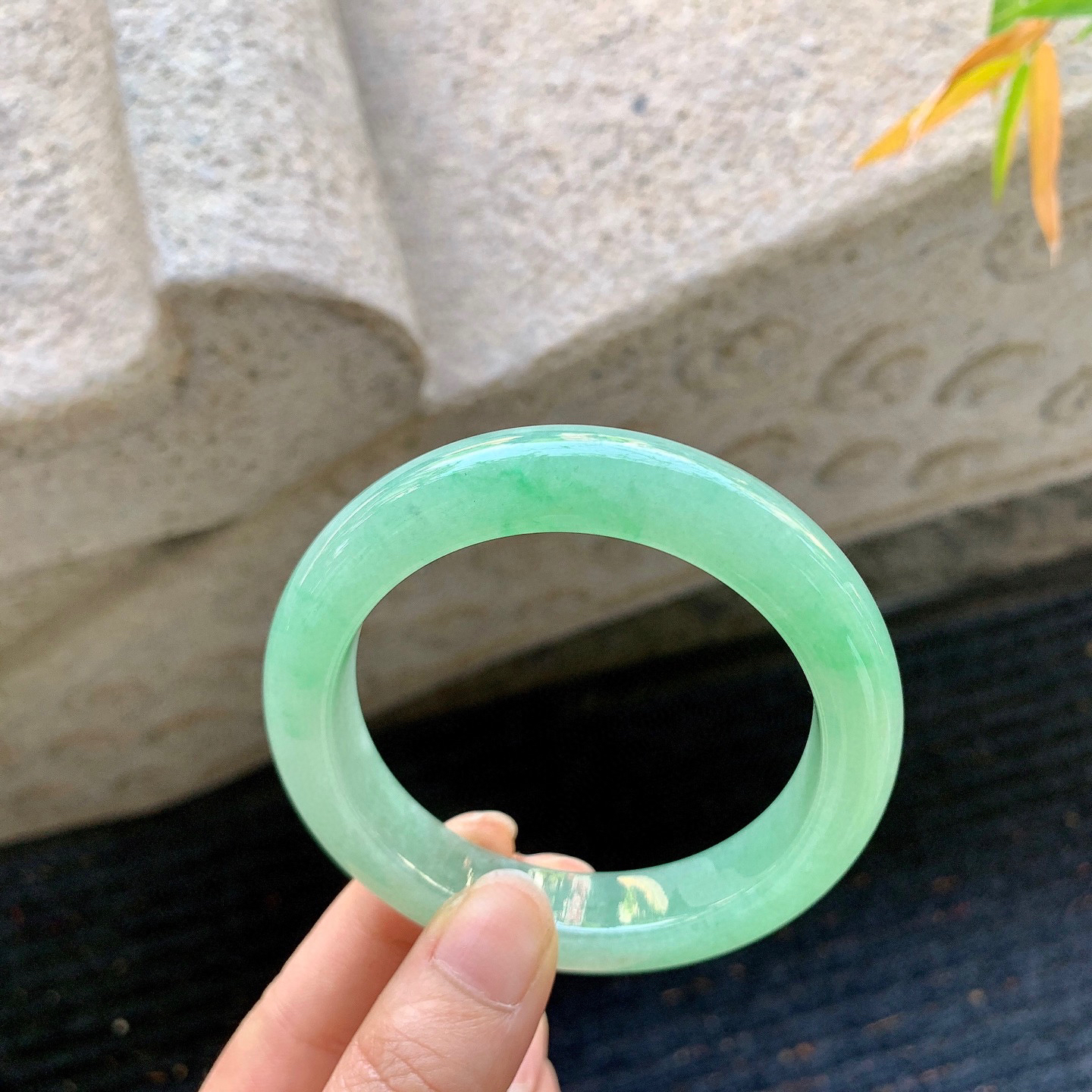 正圈56 57
【圈口】56.6/12/9.6
【描述】冰飘绿，水润，种老，细腻，无纹裂！