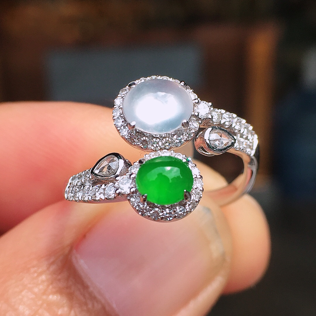 （冰+绿）二合一戒指，色泽均匀艳丽，玉质细腻，荧光感超
强，饱满圆润，尽显优雅气质，18k
金豪华镶嵌