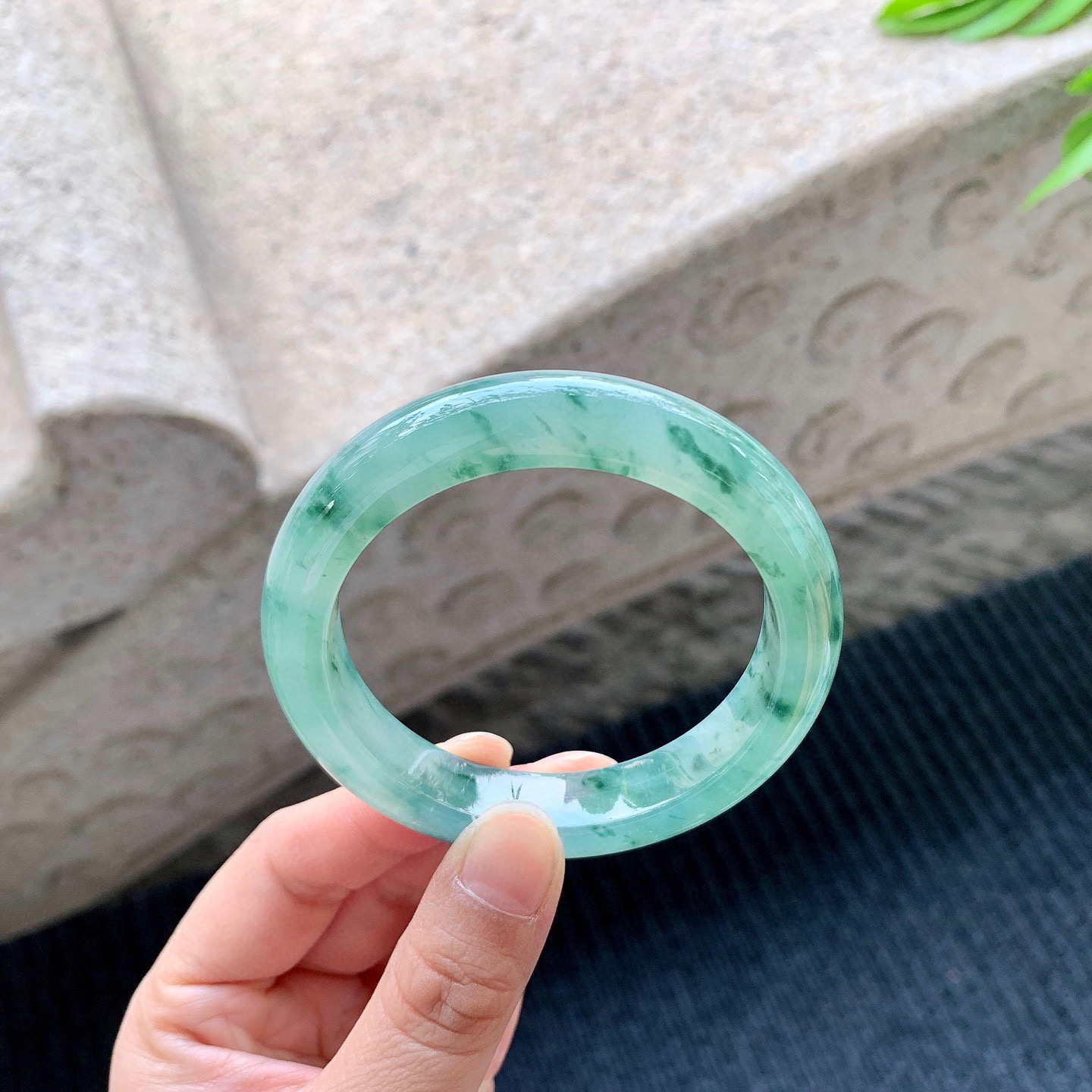 正圈54 55
【圈口】54.3/11.5/9
【描述】冰飘绿花，水润，种老，细腻，无纹裂！