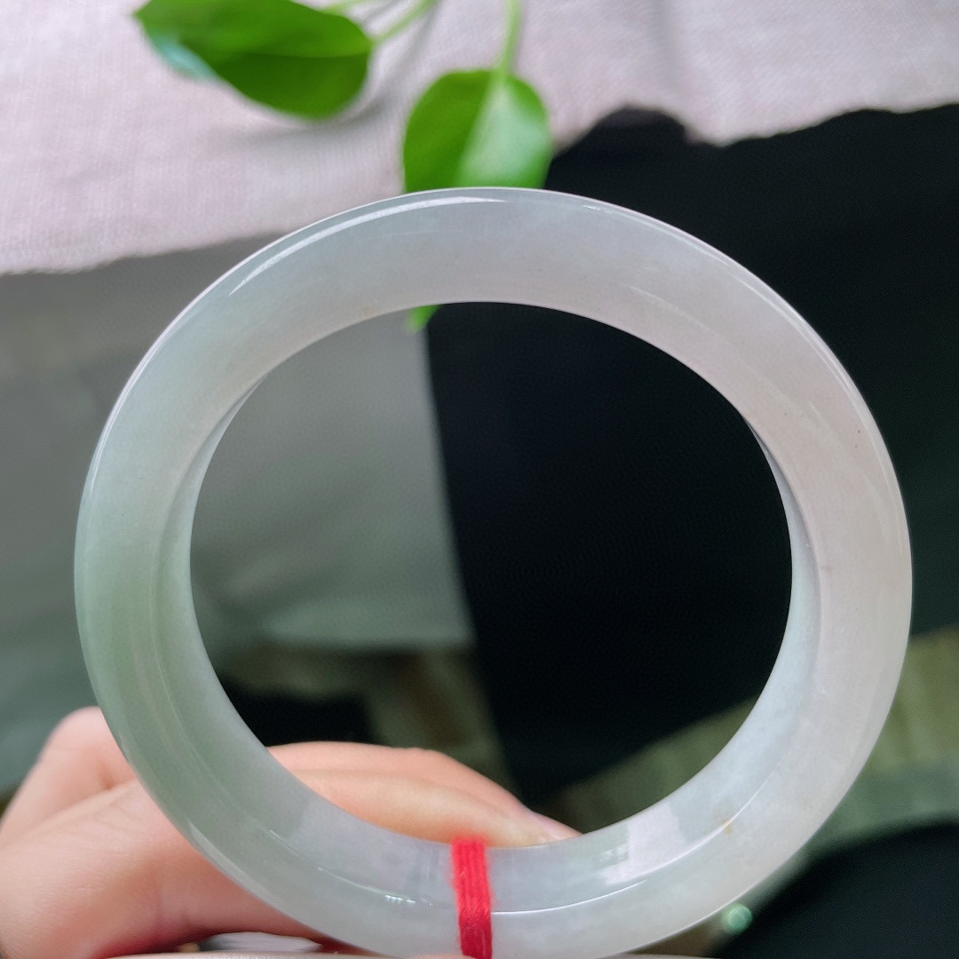 57.5/11.8/8.1，淡绿底正圈，水润细腻，底色是初春的讯号，一切温柔正在发芽。无纹裂