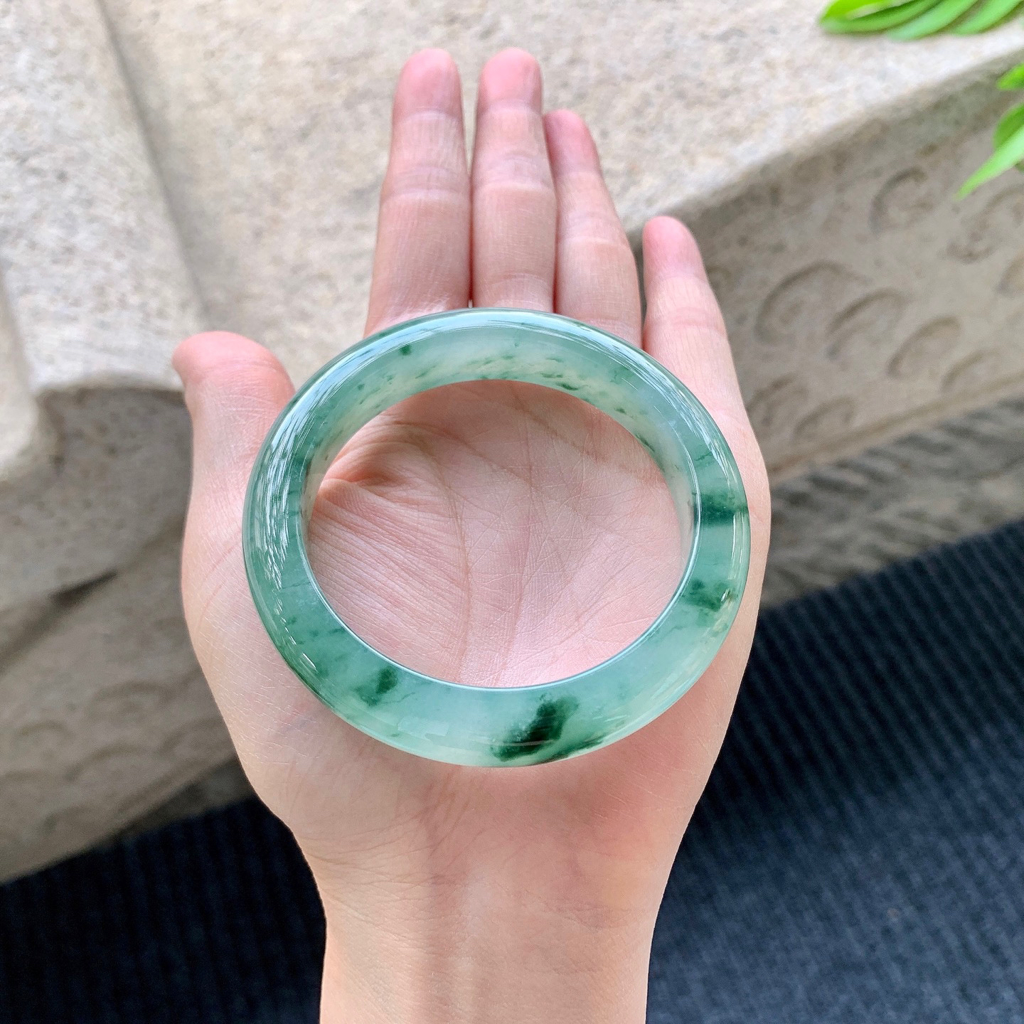 正圈54 55
【圈口】54.3/11.5/9
【描述】冰飘绿花，水润，种老，细腻，无纹裂！