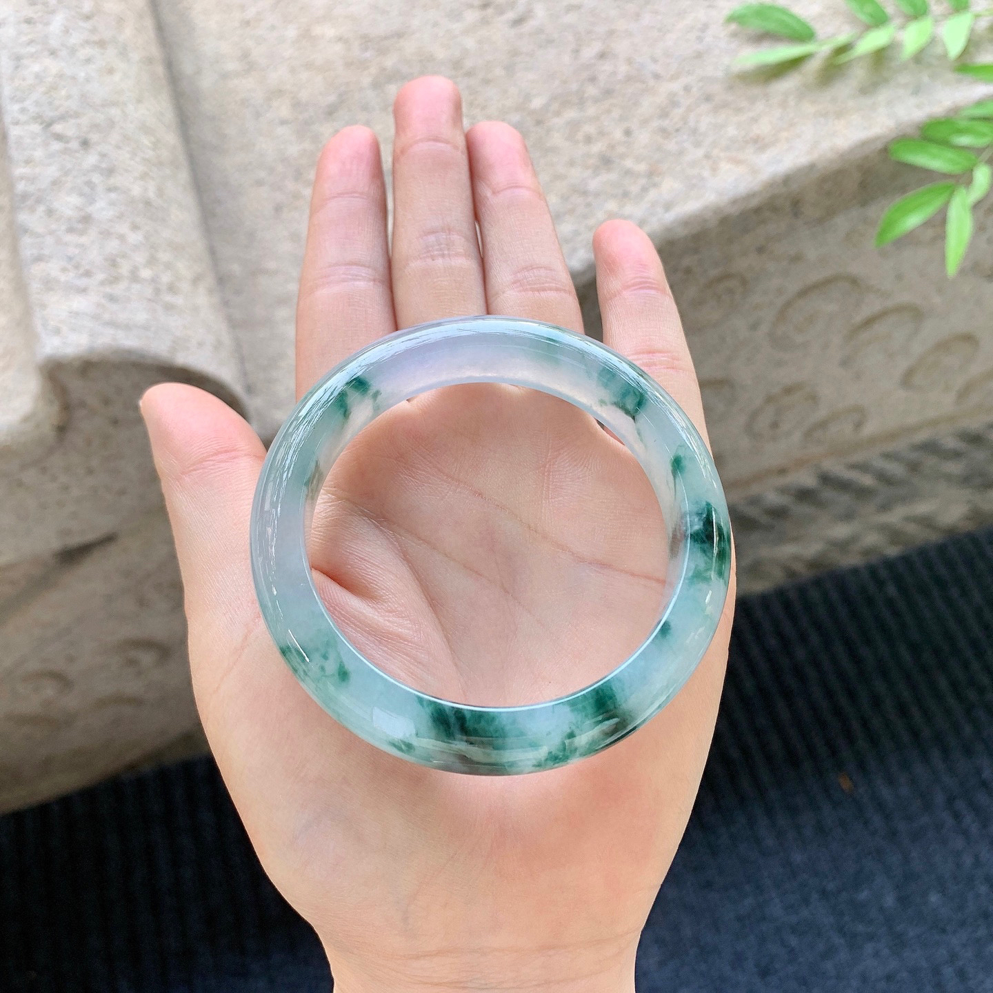 正圈54 55
【圈口】54.8/12.8/8.4
【描述】糯冰飘蓝花，水润，种老，无裂纹！