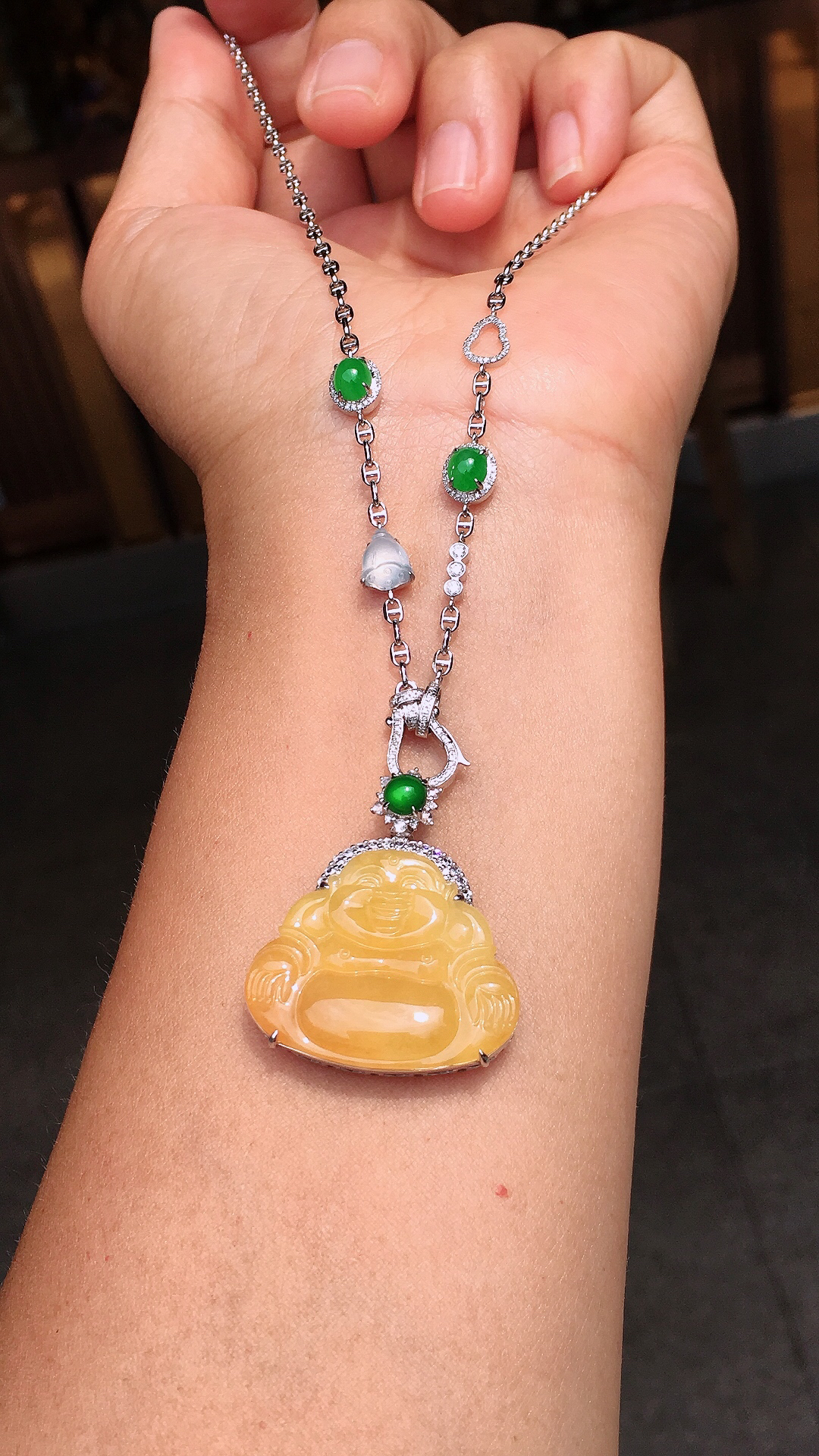 黄翡佛公项链，色泽均匀艳丽，玉质细腻，荧光感超
强，饱满圆润，尽显优雅气质，18k
金豪华镶嵌