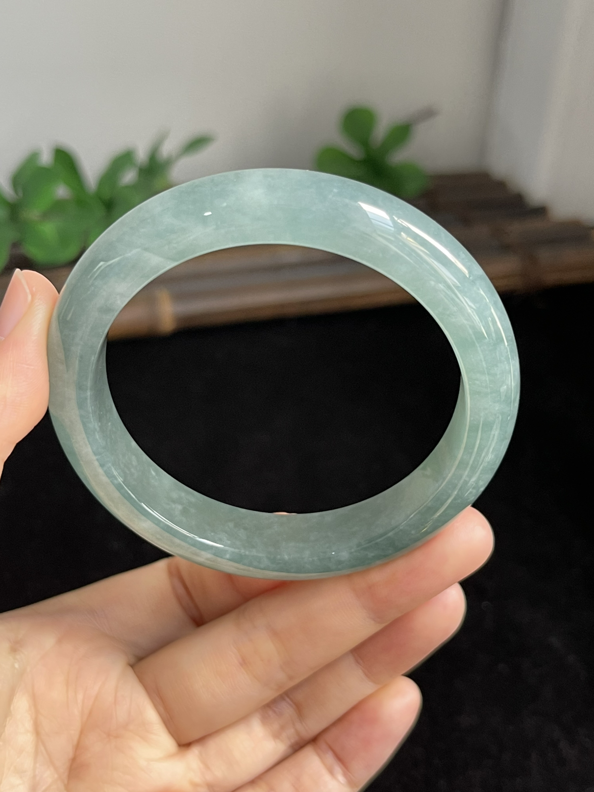 正圈55.4圈口，翡翠冰糯种淡绿色手镯