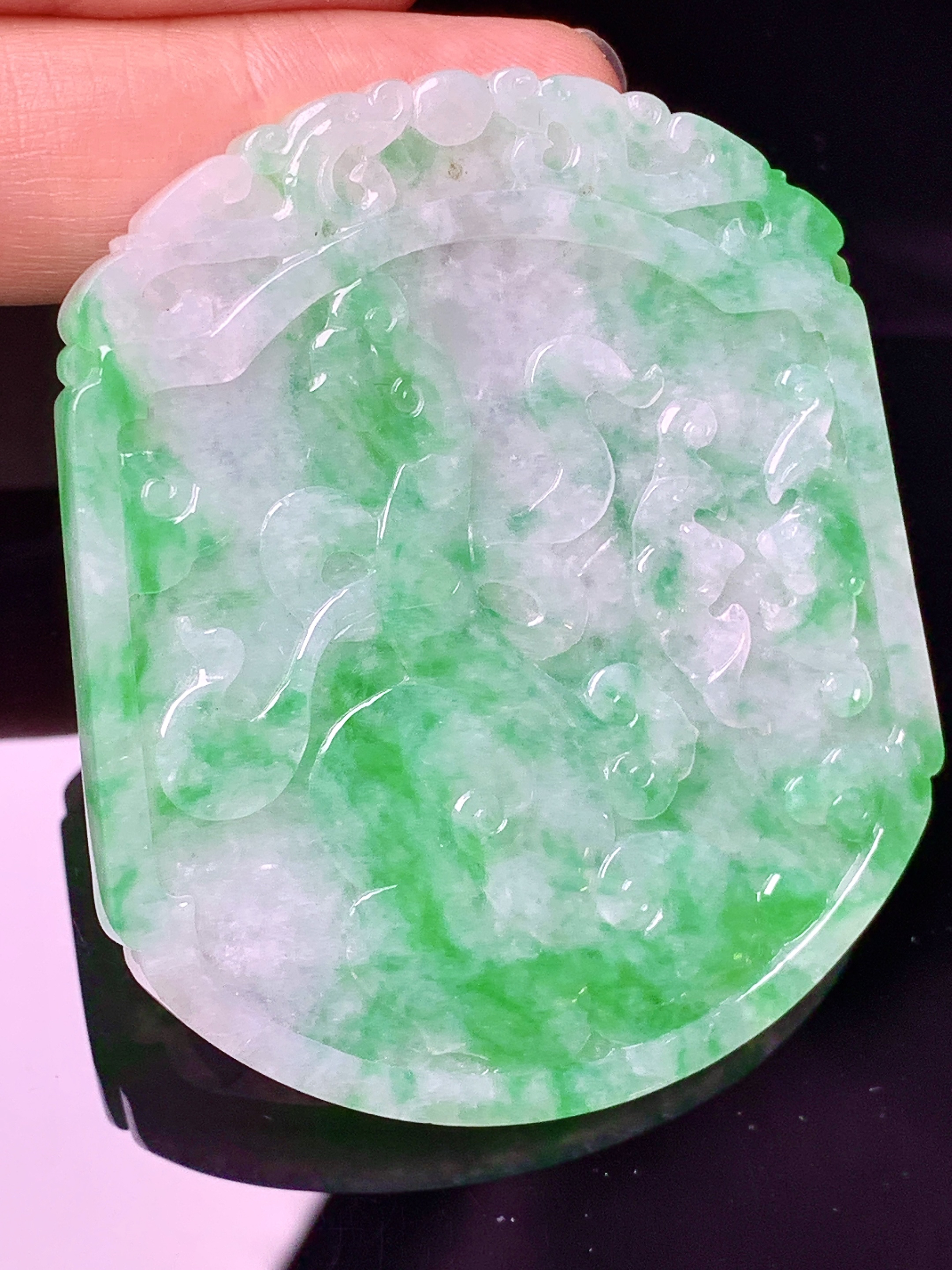 飘绿龙牌吊坠 玉质细腻 色泽艳丽清新 水润亮眼 整体尺寸56.5*48.8*4.8c1