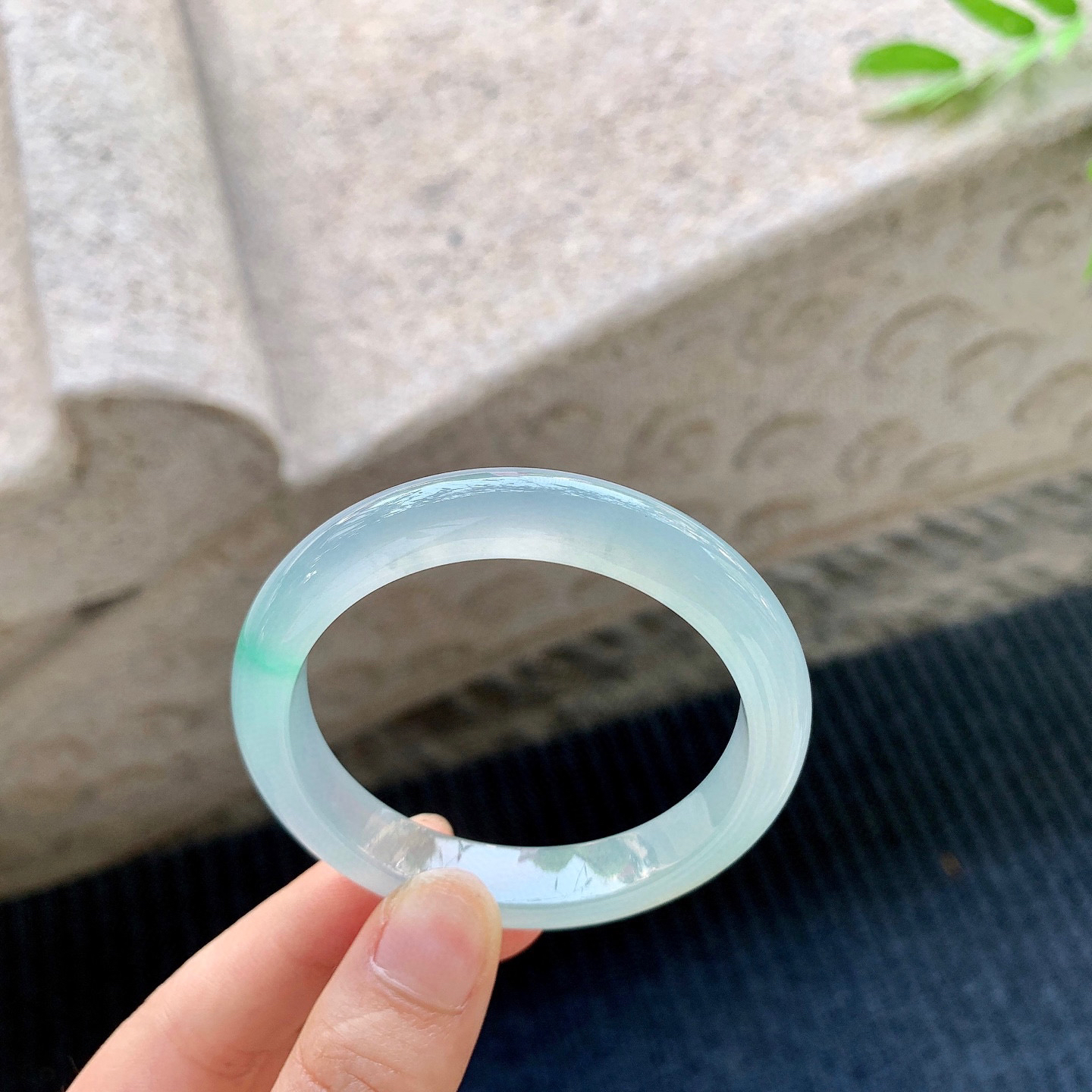 正圈48 49
【圈口】49.5/9.5/7.1
【描述】冰飘绿，水润，种老，细腻，无裂纹！