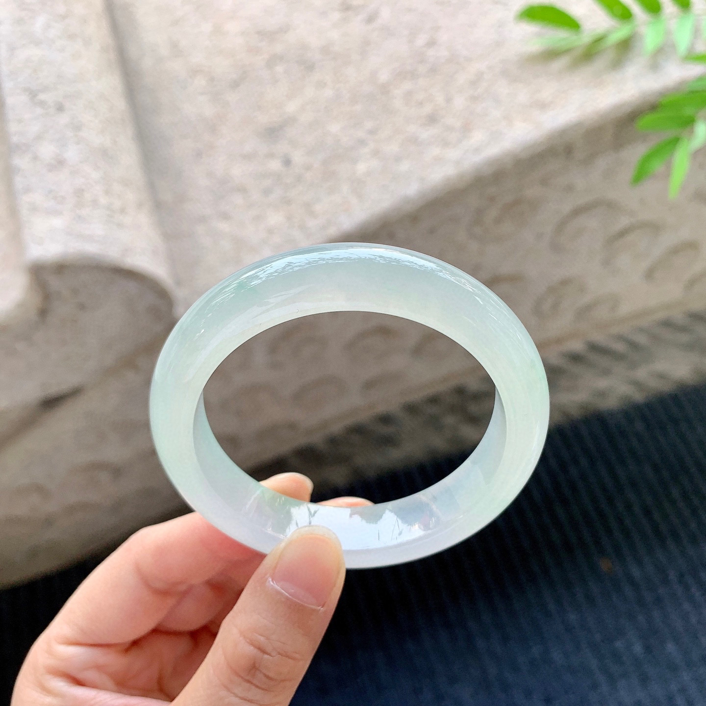 正圈52 53
【圈口】53.2/12.4/8.4
【描述】糯冰冰糖雪梨，水润，种老，细腻，无裂纹！