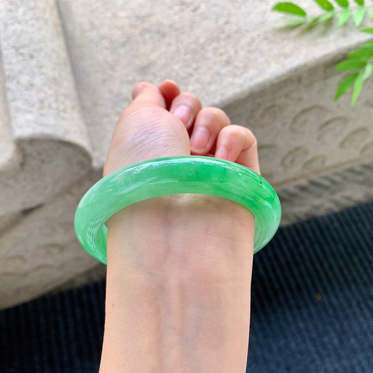 正圈59 60
【圈口】60/11.8/9.3
【描述】阳绿，满绿，水润，种老，细腻，无裂纹！