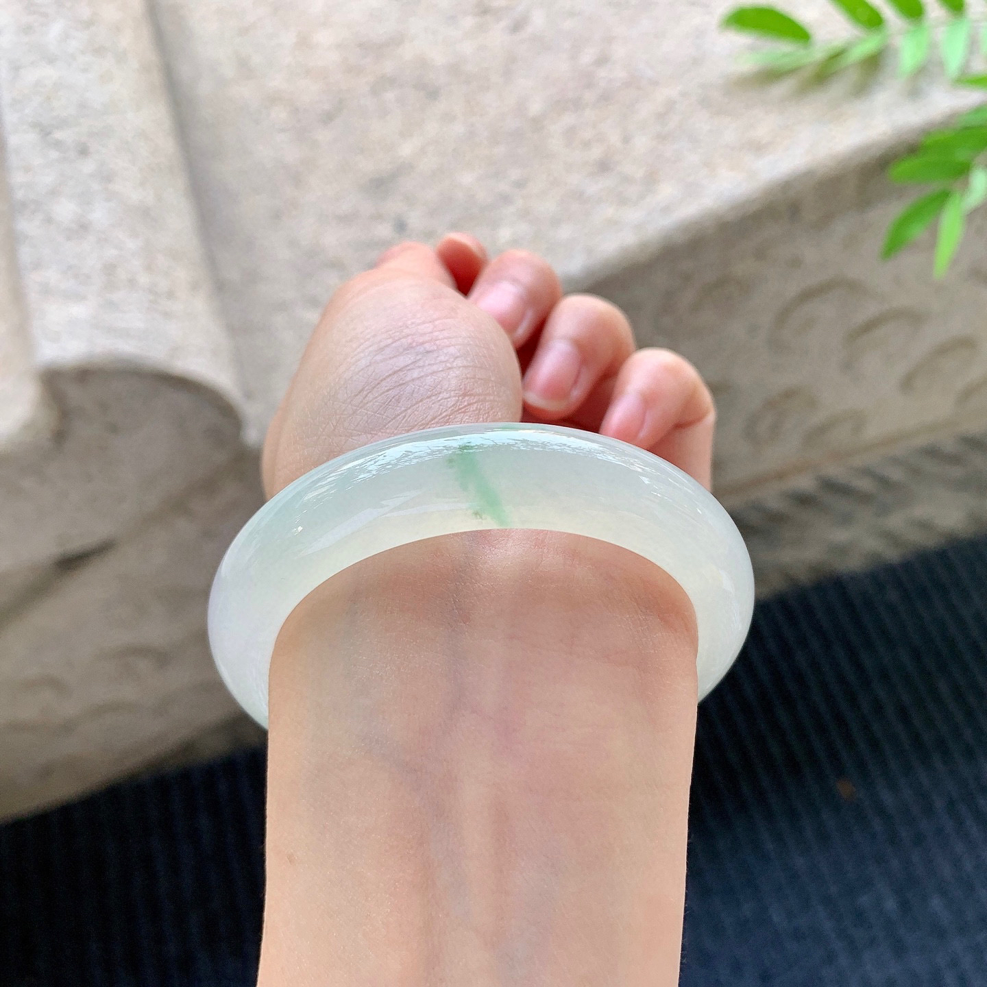 正圈52 53
【圈口】53.2/12.4/8.4
【描述】糯冰冰糖雪梨，水润，种老，细腻，无裂纹！