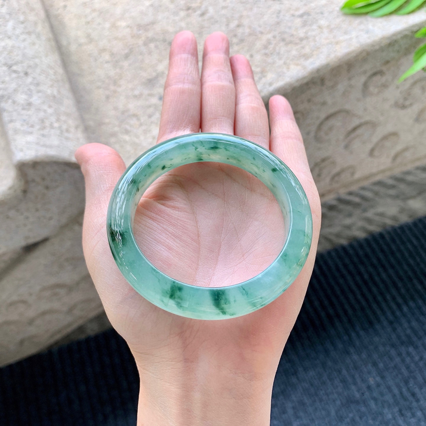 正圈54 55
【圈口】54.3/11.5/9
【描述】冰飘绿花，水润，种老，细腻，无纹裂！