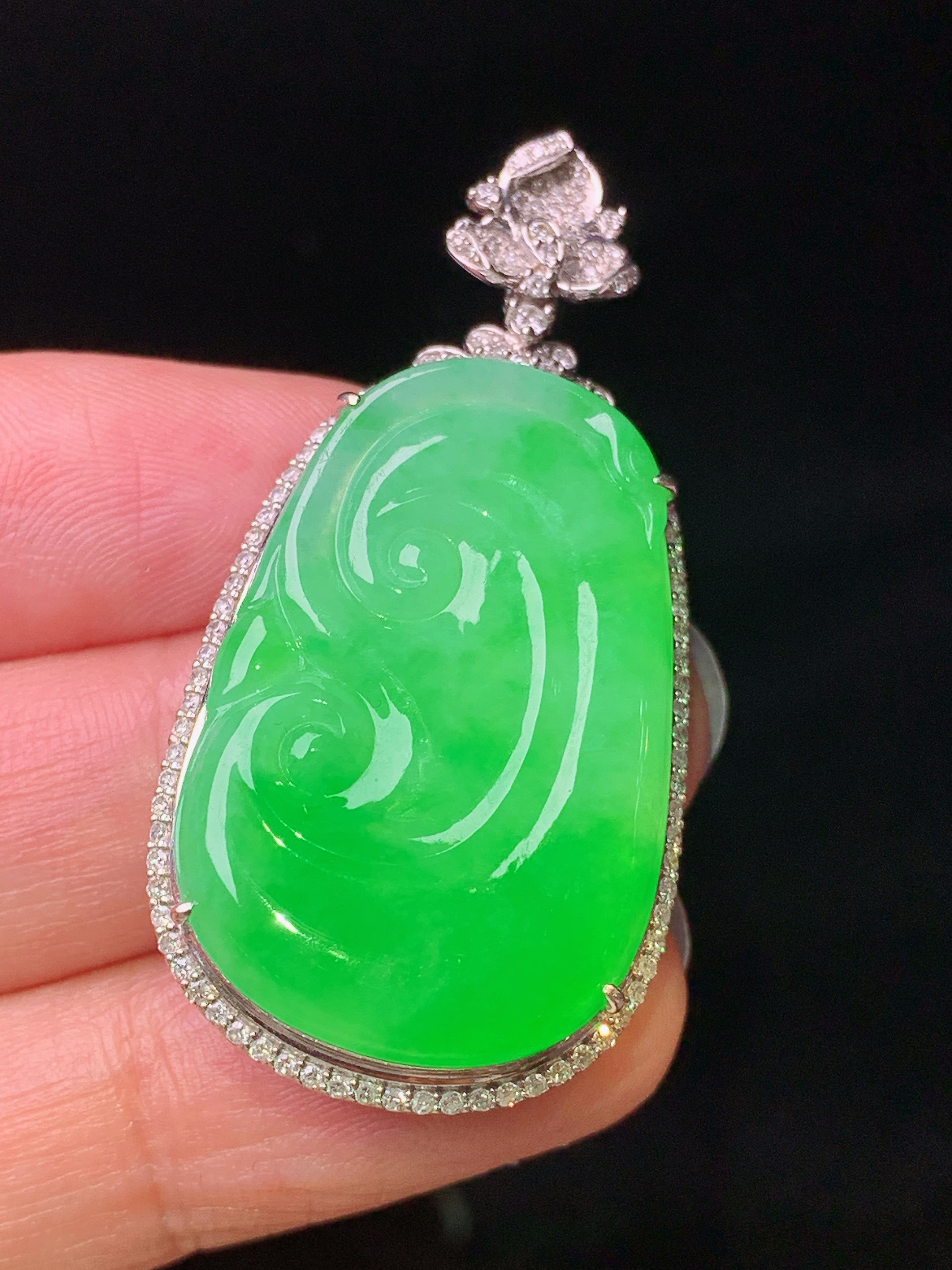 18k金钻镶嵌翠绿如意吊坠 玉质细腻 色泽艳丽清新 水润亮眼 整体尺寸45*22.2*8f1