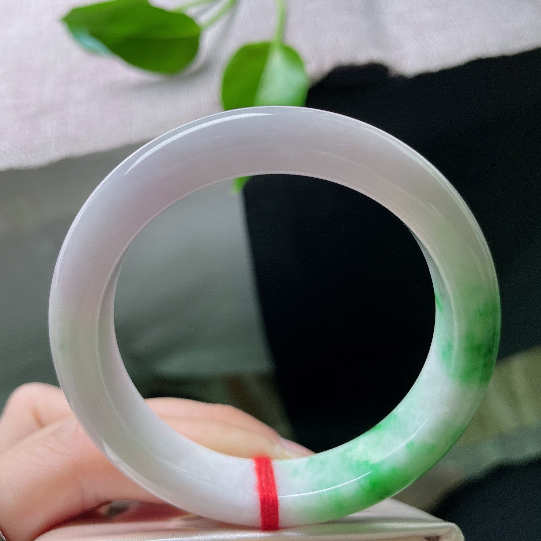 55/12.2/8.6，白底青手镯，一点皮纹