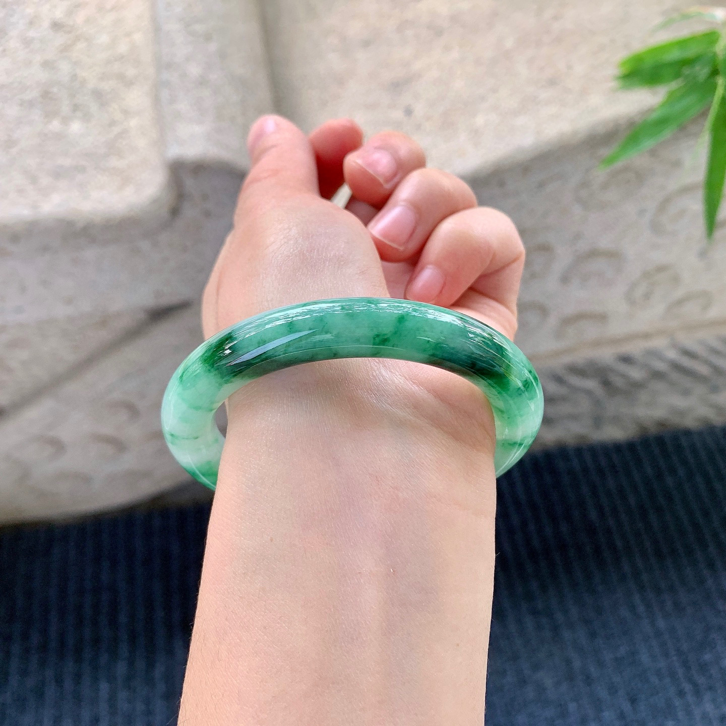 圆条52 53
【圈口】53.7/9.6/10
【描述】飘辣绿，水润，种老，细腻，无纹裂！