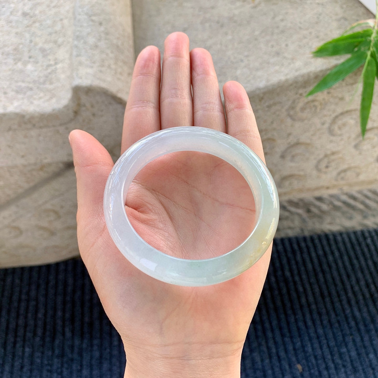 正圈55 56
【圈口】55.5/12/8.4
【描述】冰飘黄翡，水润，种老，细腻，无裂纹！