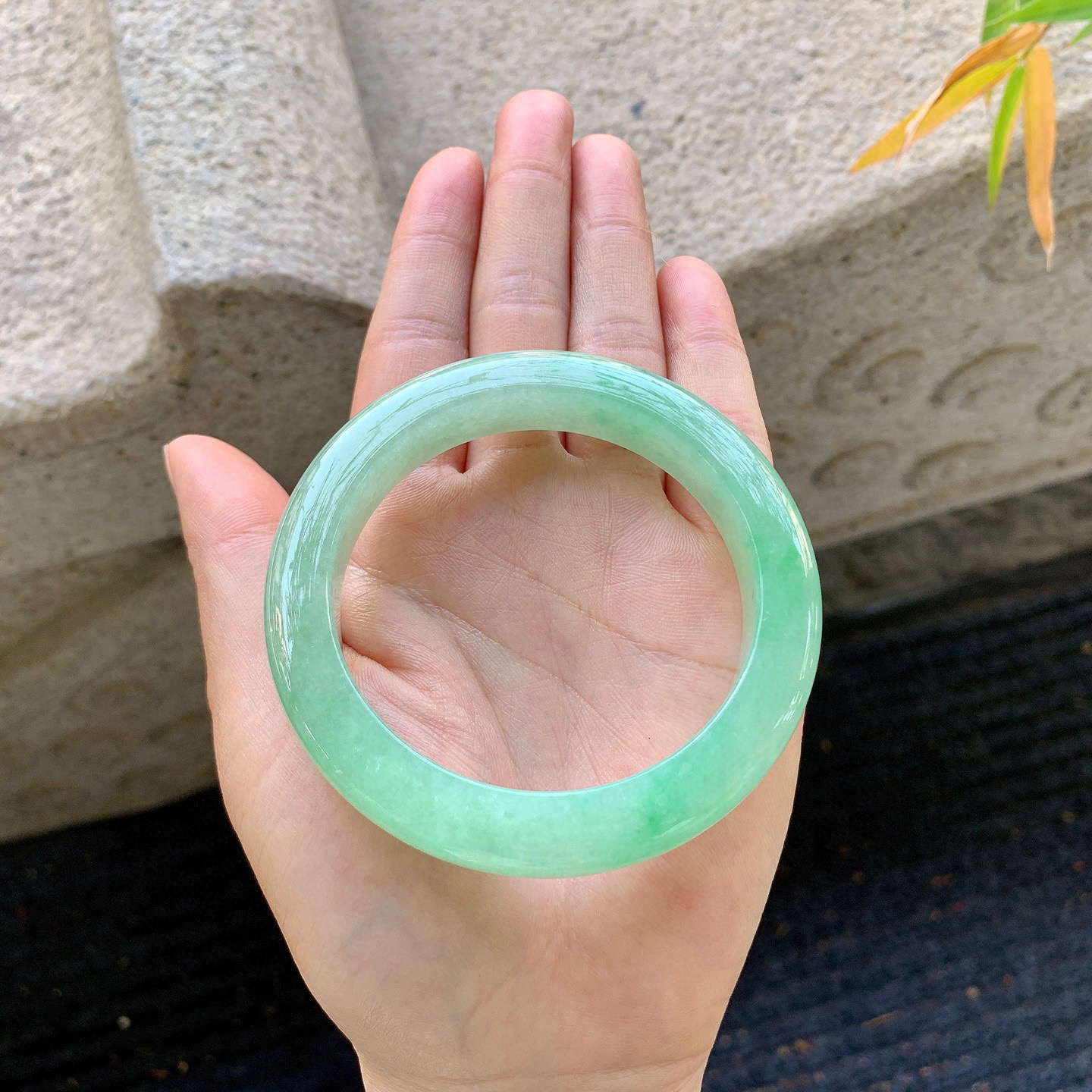 正圈56 57
【圈口】56.6/12/9.6
【描述】冰飘绿，水润，种老，细腻，无纹裂！