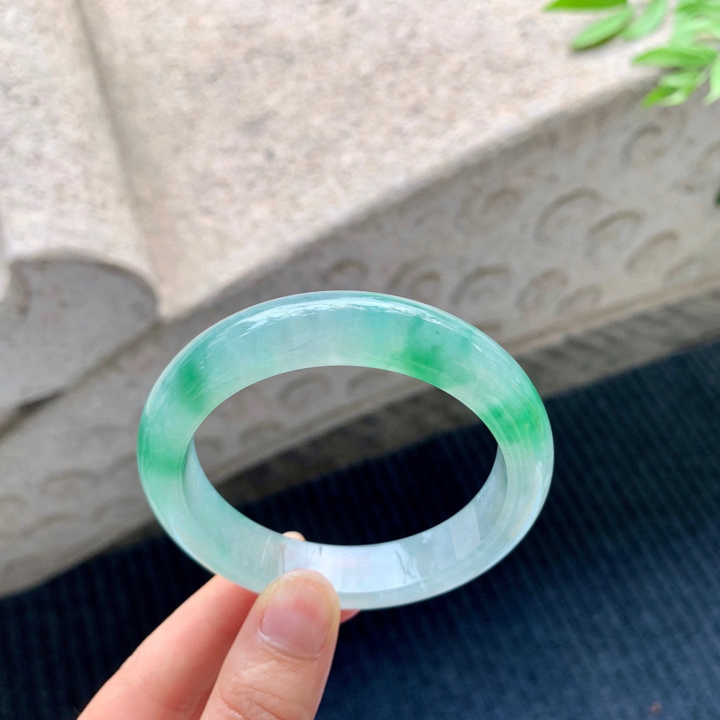 正圈54 55
【圈口】54.7/12.5/8.5
【描述】冰飘绿，水润，种老，细腻，无裂纹！