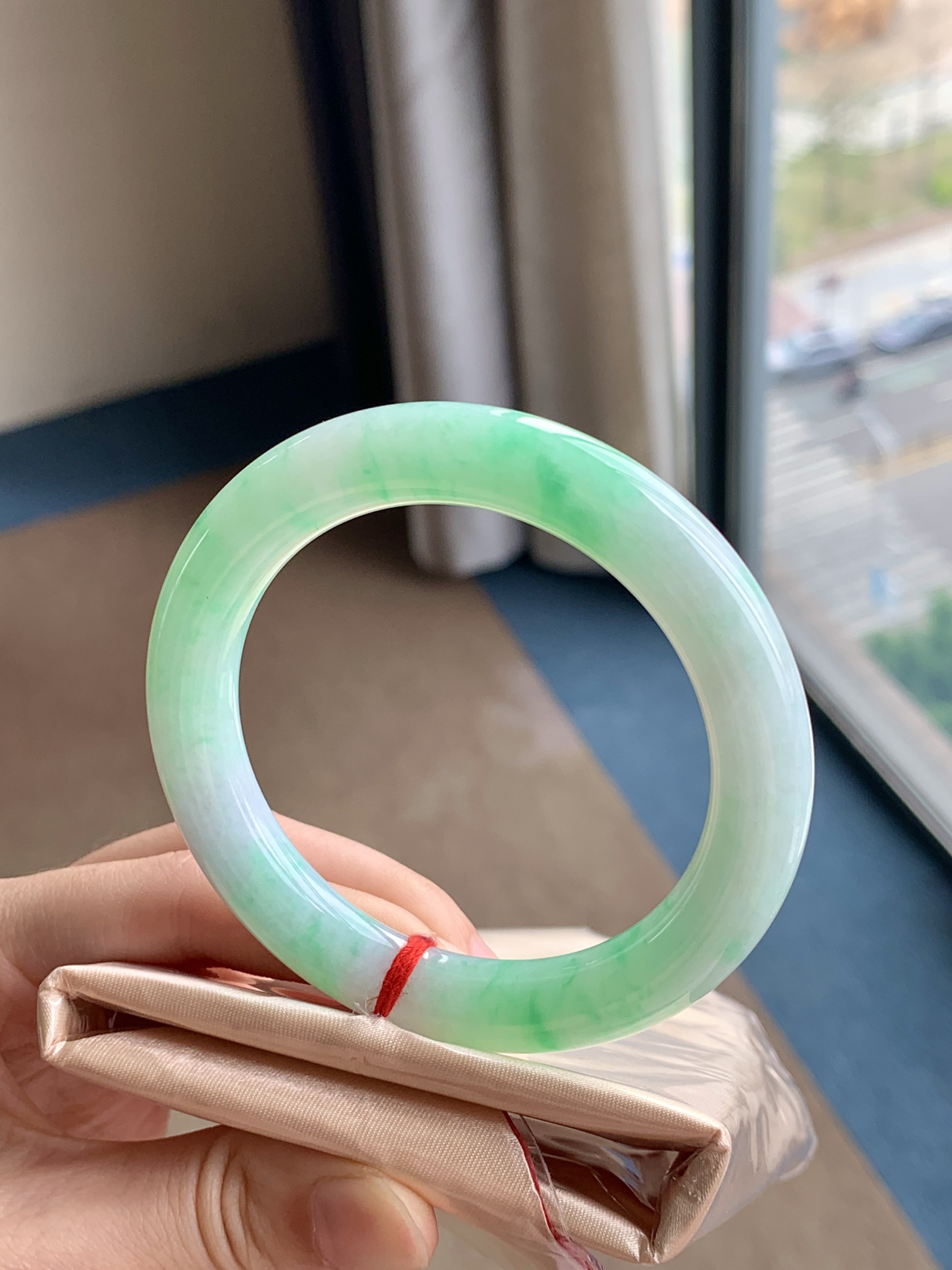 55圈口白底青圆条手镯