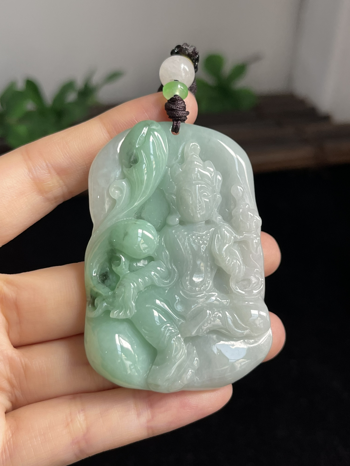 翡翠糯化种飘绿吊坠，配珠未测