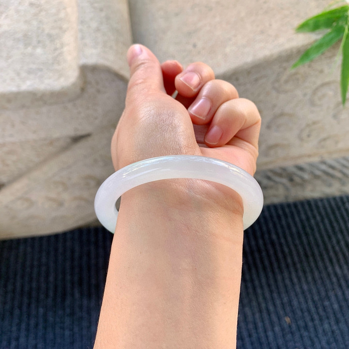 圆条53 54
【圈口】54/8/8.4
【描述】冰糯飘绿，水润，种老，细腻，无裂纹！