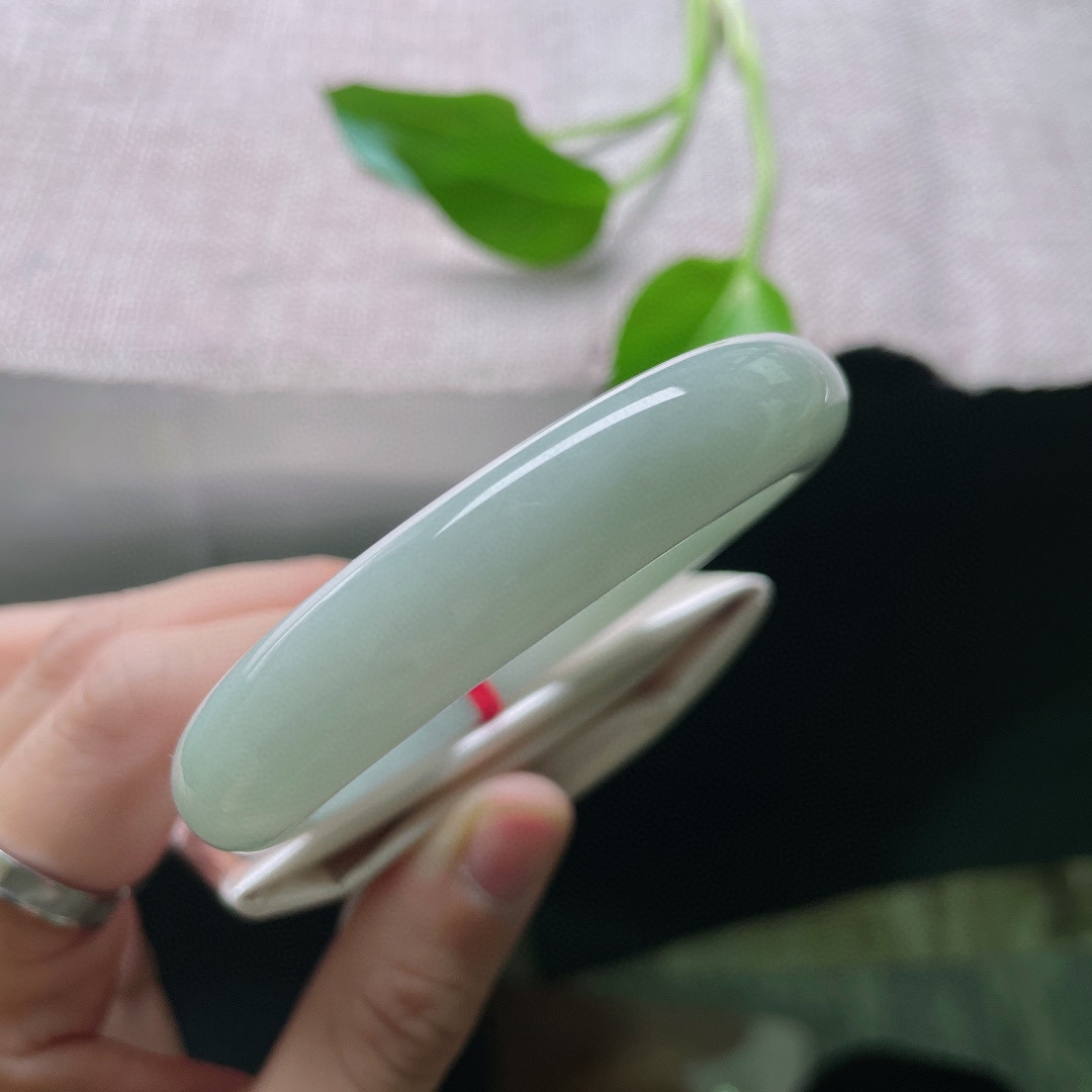 54.8/12.2/8.2，淡绿底正圈，清雅绝俗，质地温润细腻，素丽，一点皮纹