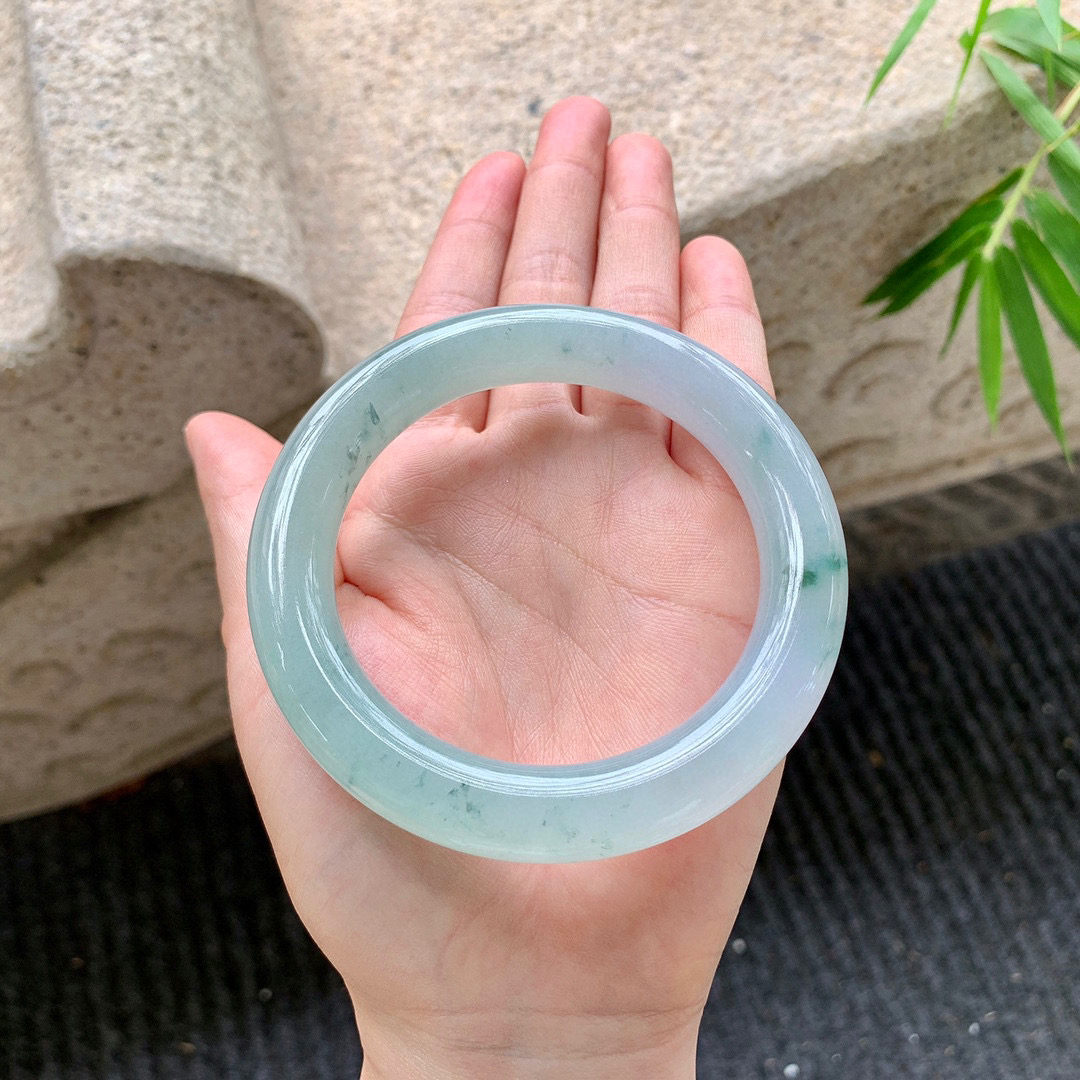 圆条58 59
【圈口】59.2/11.6/11.8
【描述】冰飘花，水润，种老，细腻，无裂纹！