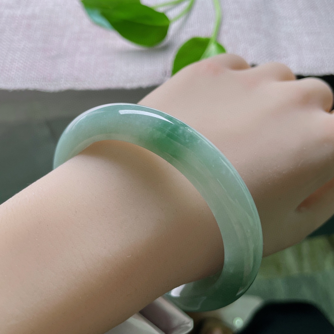 59.7/11.7/8.6，飘花正圈，底子温润细腻，是山岚误入水间，是春雪舍不得融化。皮纹