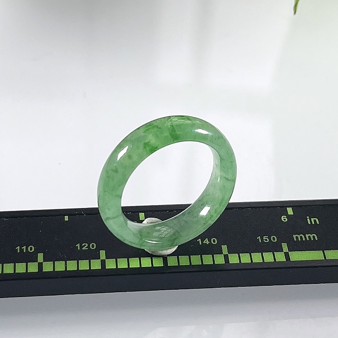 缅甸天然翡翠A货，15号圈口冰种起光起胶飘绿阳绿指环戒指，尺寸：圈口内径17.3mm=15号，宽厚5.8/3mm，重量：3.11g
