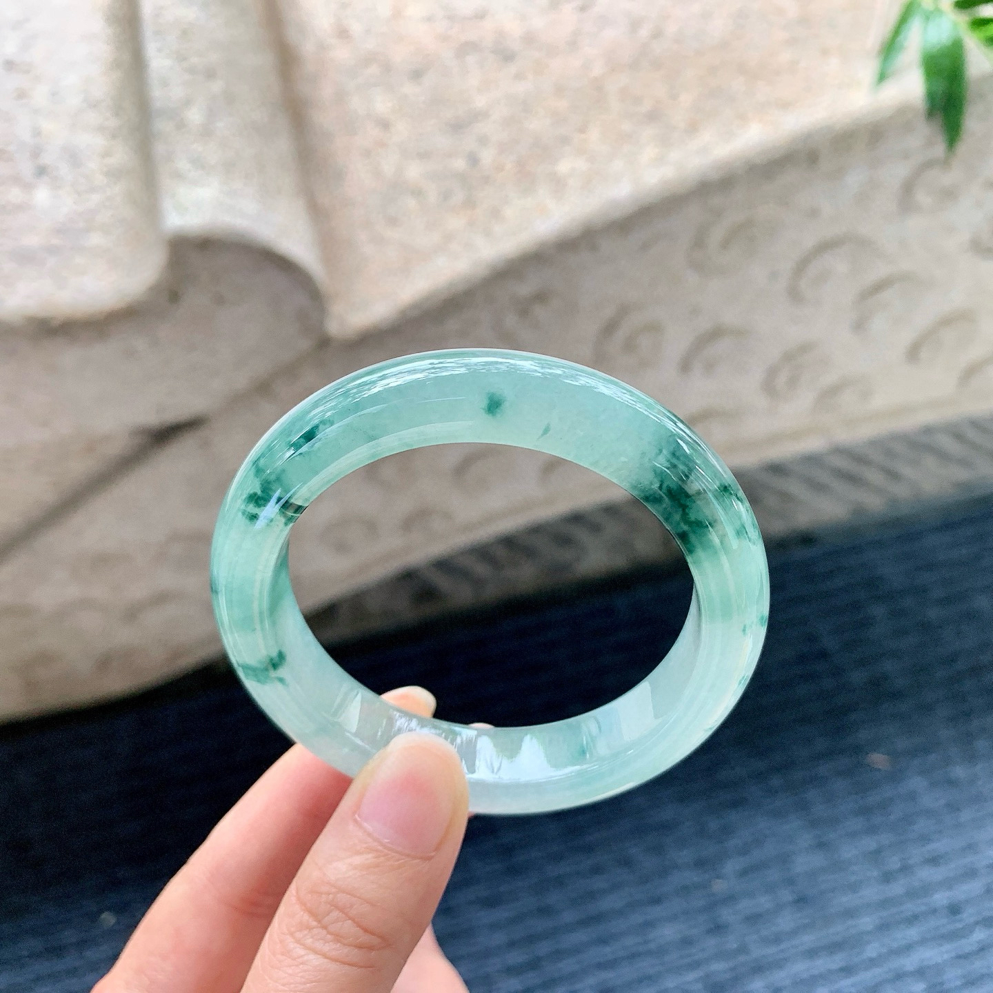 正圈54 55
【圈口】54.8/12.3/8.9
【描述】冰飘花，水润，种老，细腻，无裂纹！