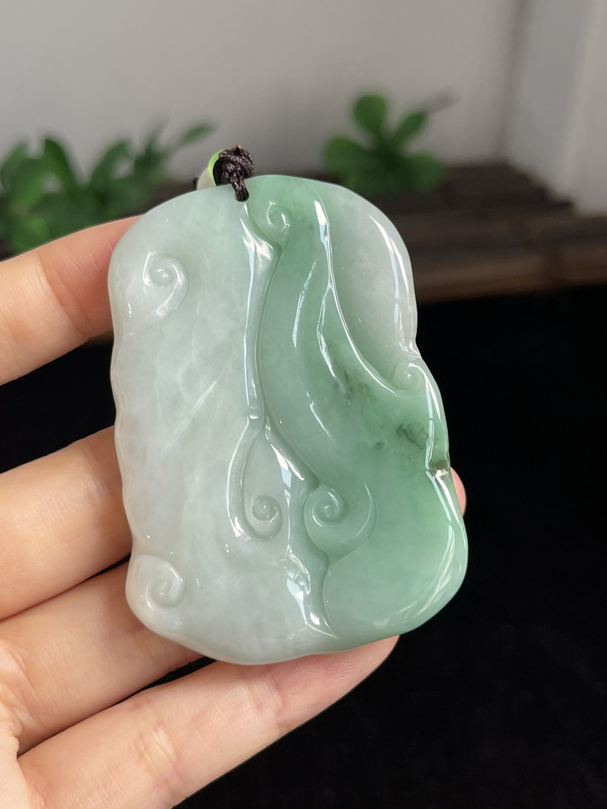 翡翠糯化种飘绿吊坠，配珠未测