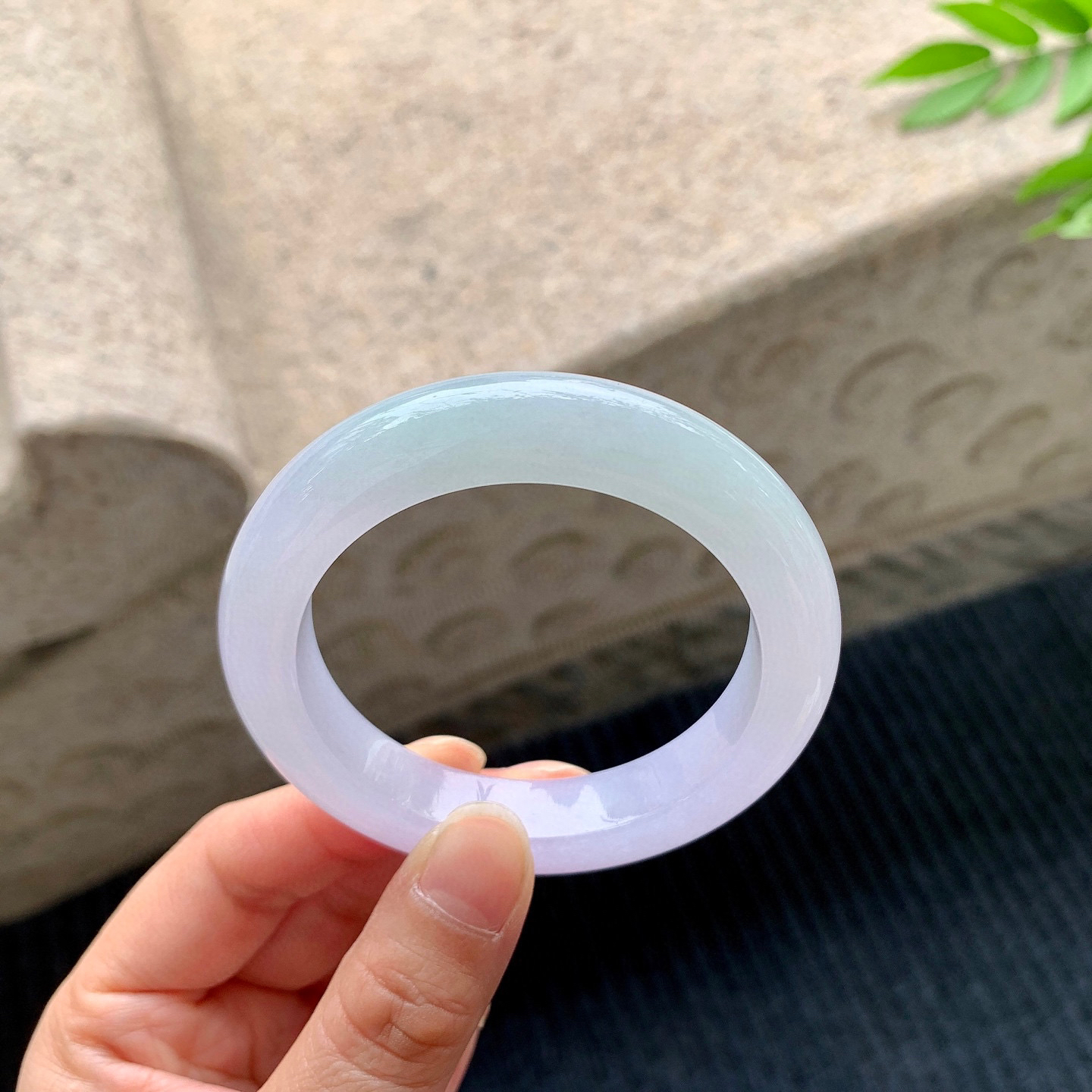 正圈50 51
【圈口】51/11/9
【描述】糯冰紫罗兰，水润，种老，细腻，无裂纹！