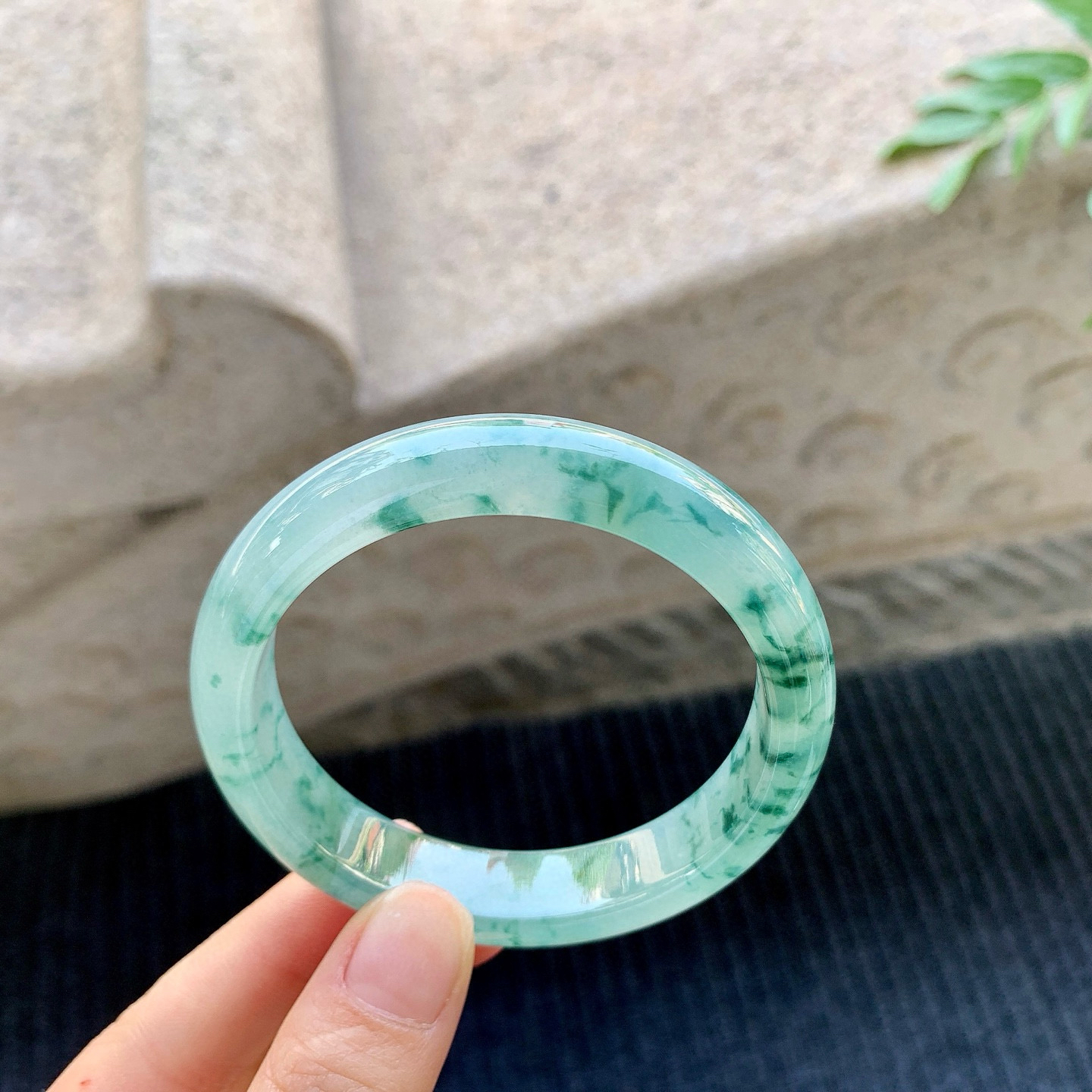 正圈54 55
【圈口】55.6/12.4/7.8
【描述】冰糯飘花，水润，种老，细腻，无裂纹！