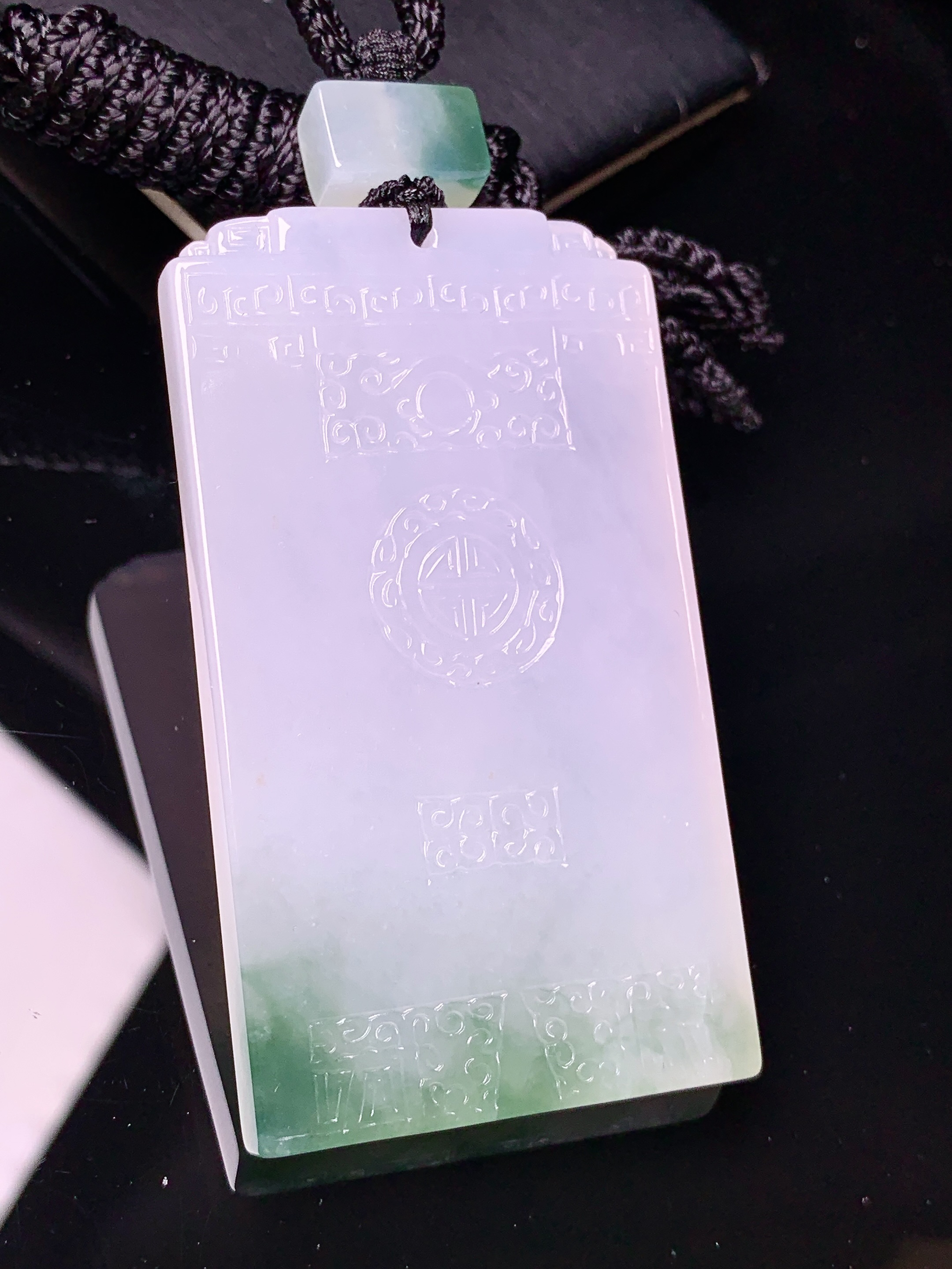 飘绿无事牌吊坠 玉质细腻 色泽艳丽清新 水润亮眼 整体尺寸61.6*34.8*5.6L1