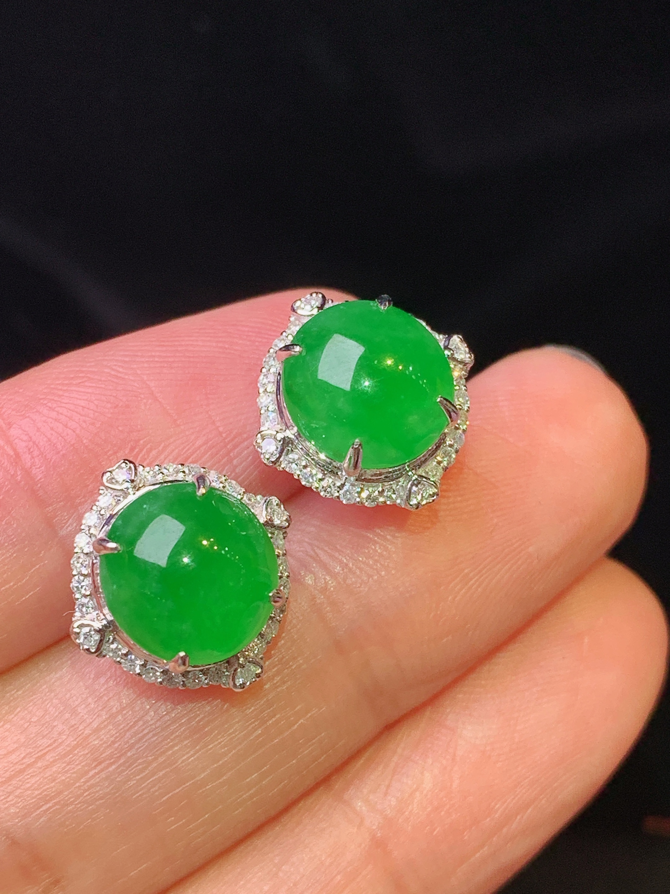 18k金钻镶嵌满绿蛋面耳钉 玉质细腻 色泽艳丽清新 水润亮眼 整体尺寸13*12.6*8.2f1