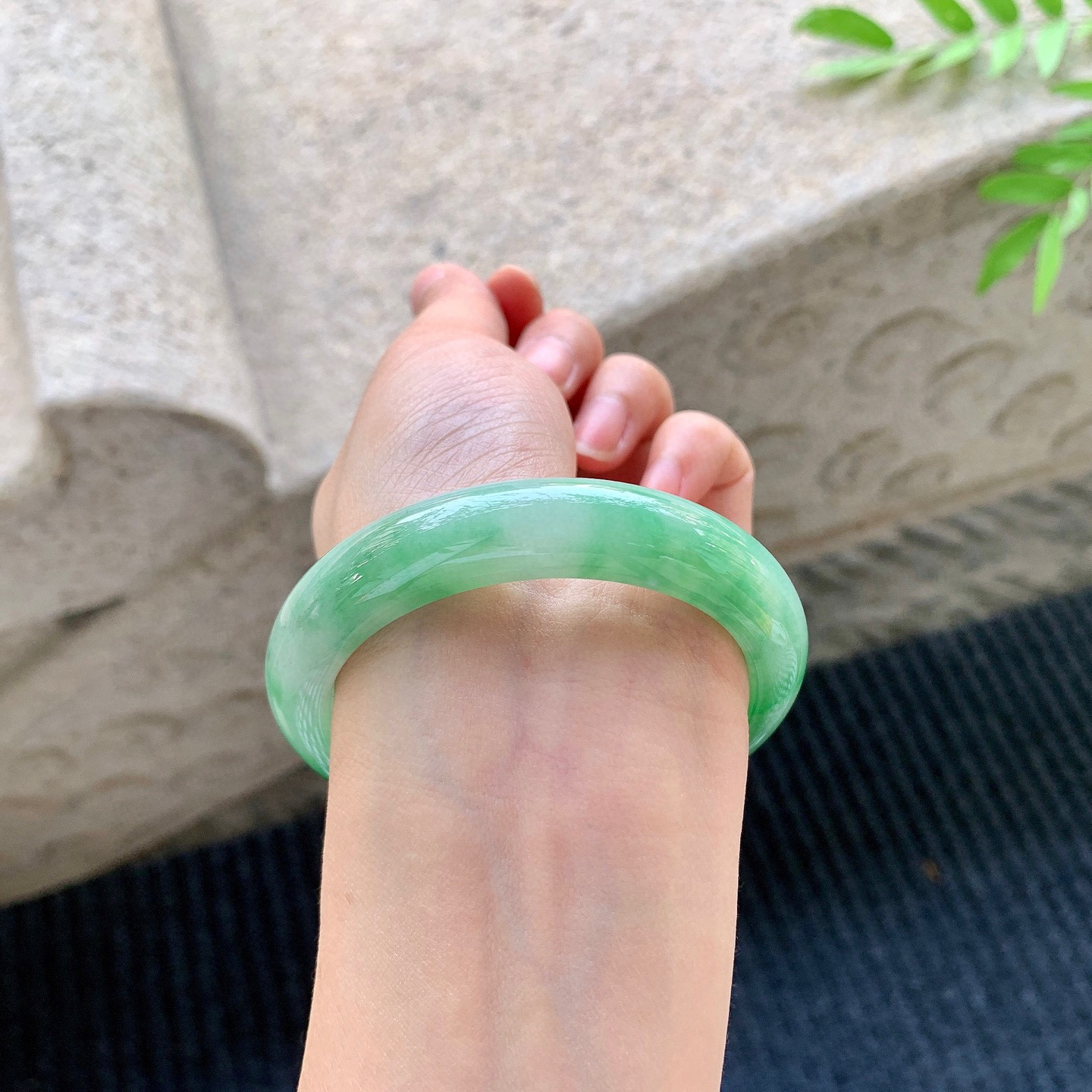 正圈53 54
【圈口】54.2/11.9/8.5
【描述】飘绿，水润，种老，细腻，无裂纹！