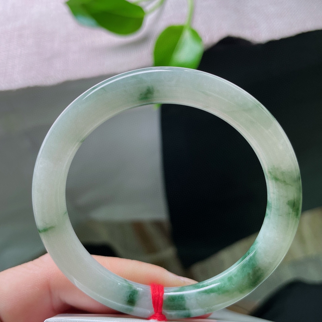 55.5/8.6，飘花圆条，花影摇曳，不是开在枝头，是开在玉的骨血里。水头好，种老