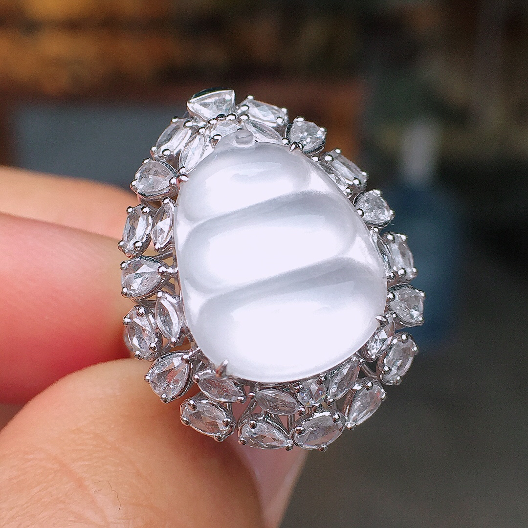 冰种福豆戒指/吊坠两用款，玉质细腻，荧光感超
强，饱满圆润，尽显优雅气质，18k
金豪华镶嵌