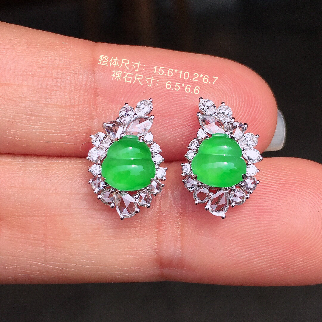 阳绿葫芦耳钉，色泽均匀艳丽，玉质细腻，荧光感超
强，饱满圆润，尽显优雅气质，18k
金豪华镶嵌